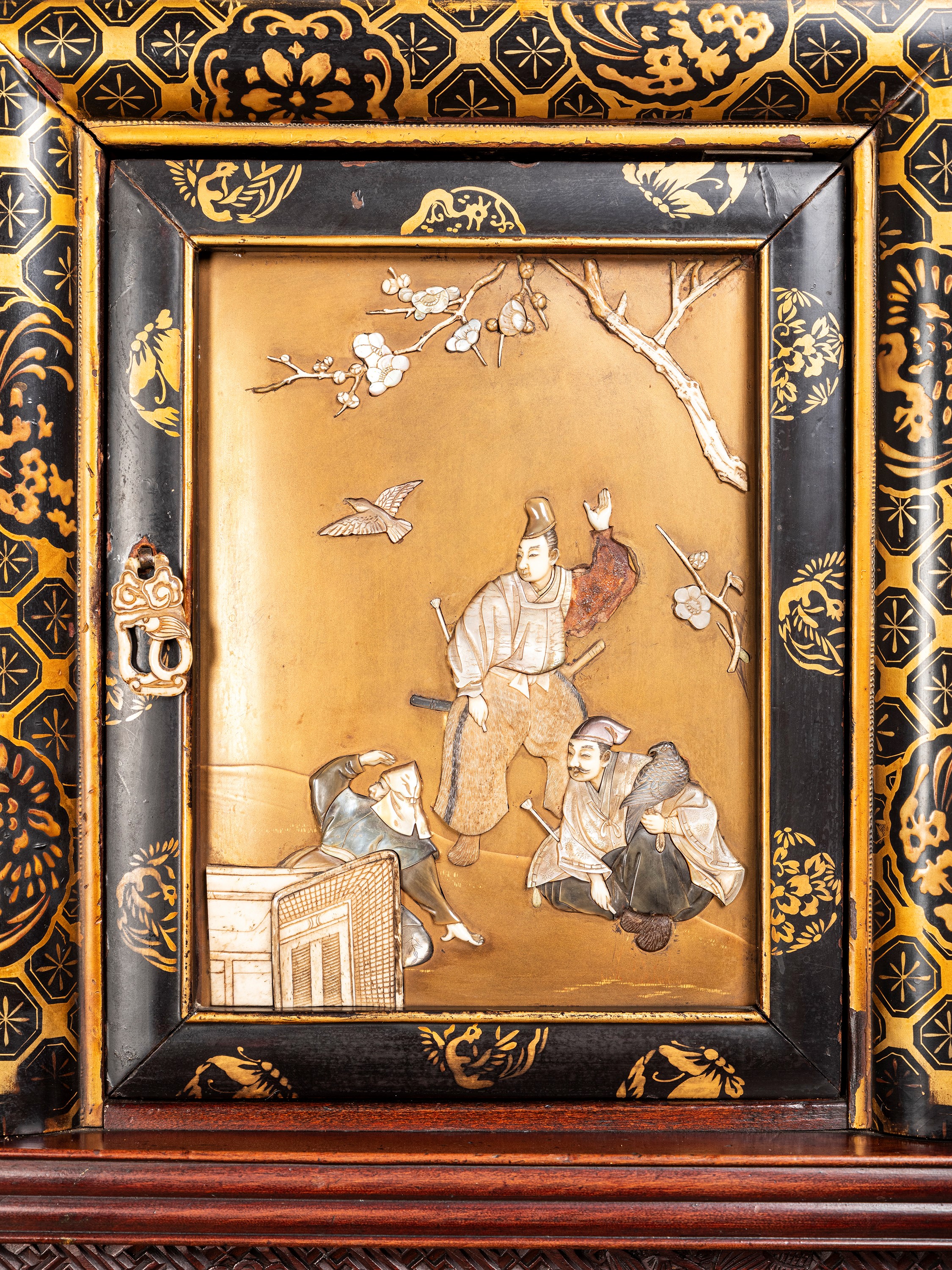 Kazari-dana in legno laccato con intarsi Shibayama, Giappone, periodo Meiji (fine XIX secolo)