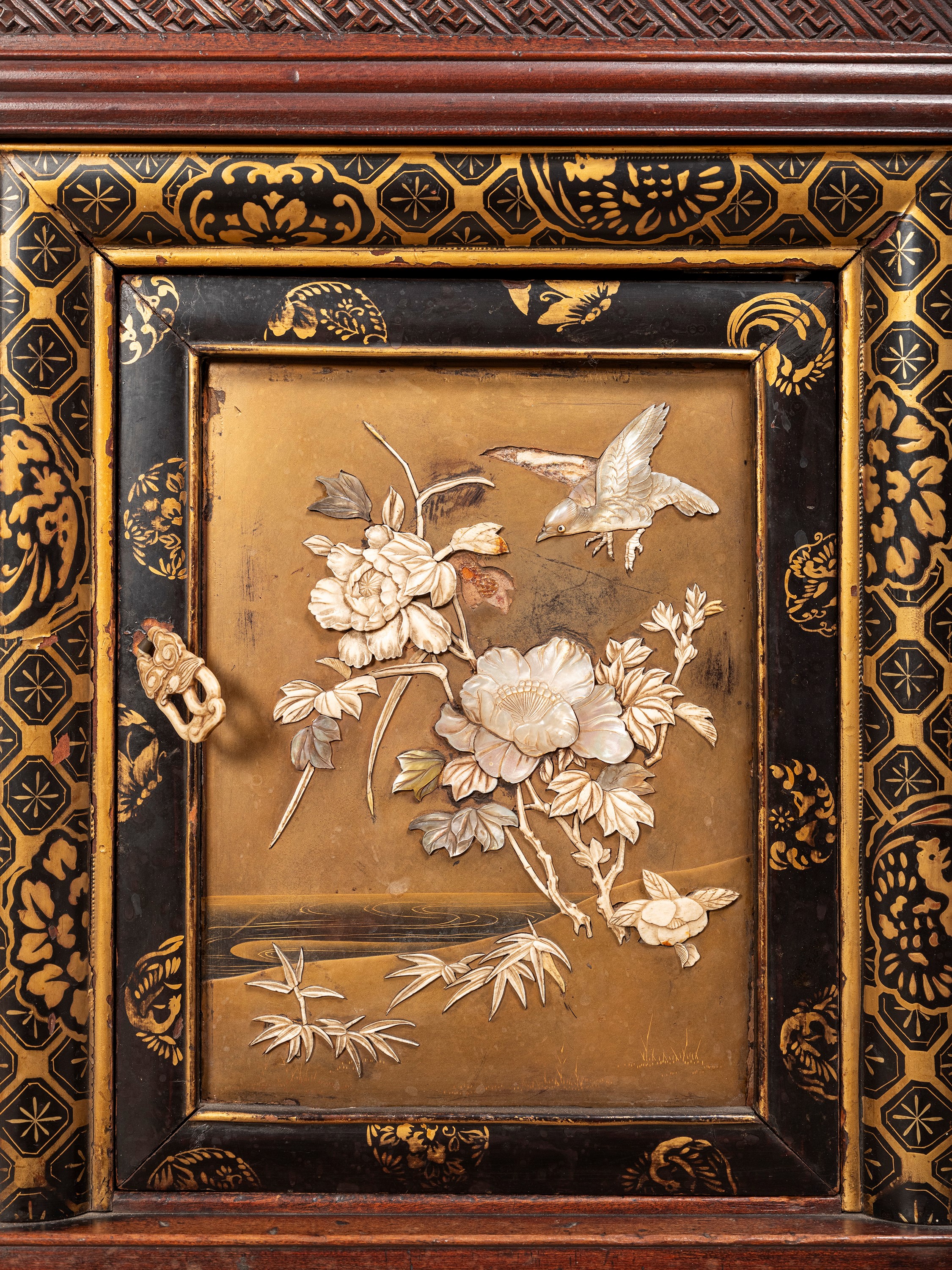 Kazari-dana in legno laccato con intarsi Shibayama, Giappone, periodo Meiji (fine XIX secolo)