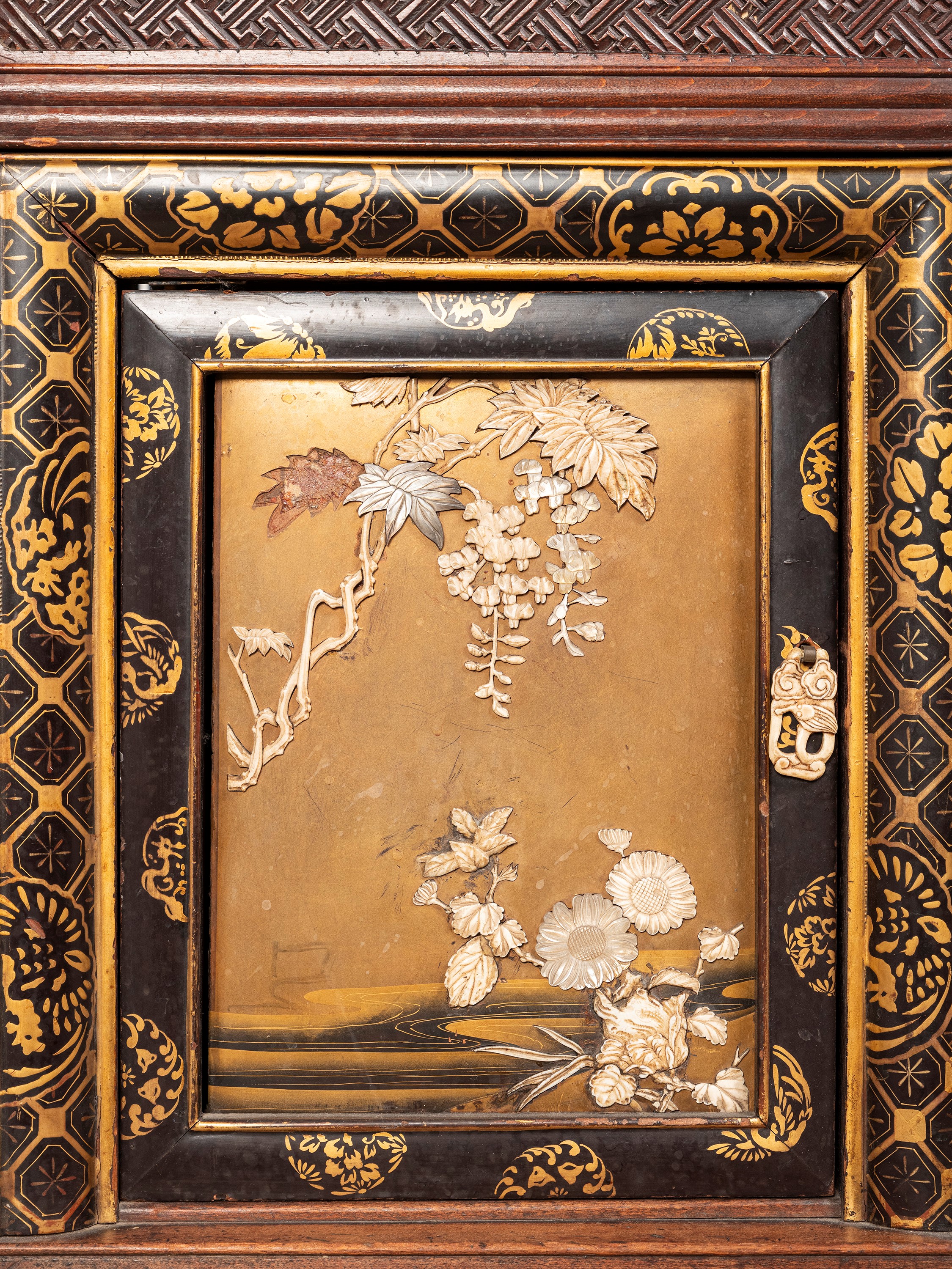 Kazari-dana in legno laccato con intarsi Shibayama, Giappone, periodo Meiji (fine XIX secolo)