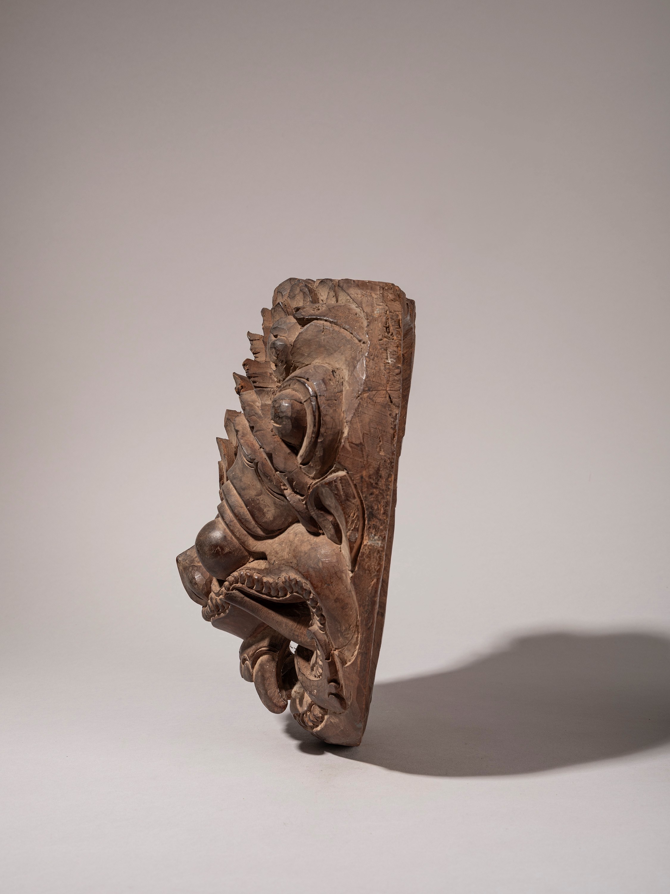 FREGIO IN LEGNO PESANTE RAFFIGURANTE DEMONE