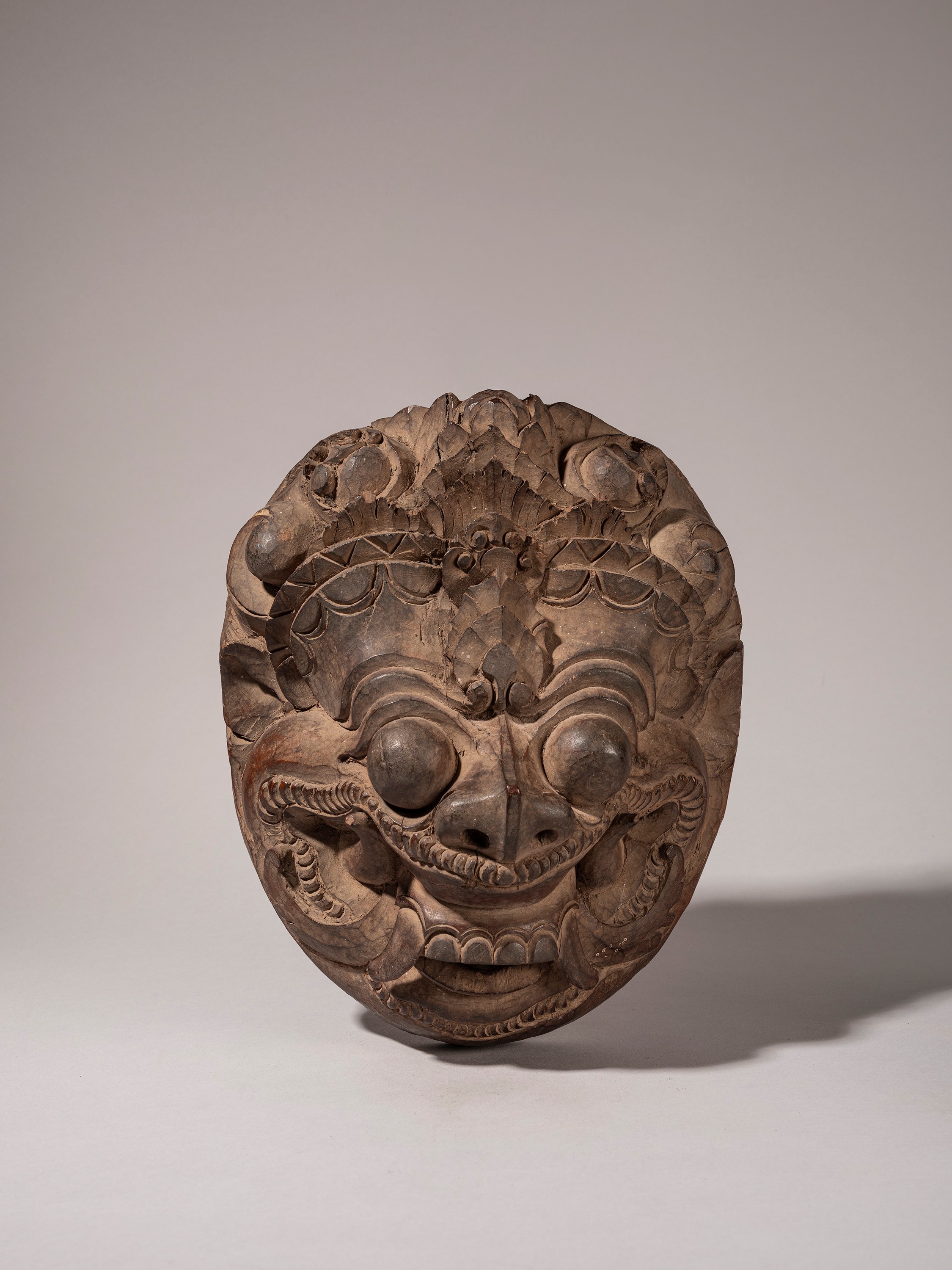 FREGIO IN LEGNO PESANTE RAFFIGURANTE DEMONE