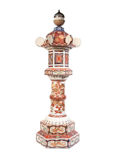 Giappone, grande pagoda a lanterna in porcellana Kutani, stile ishi-dōrō, periodo Meiji
