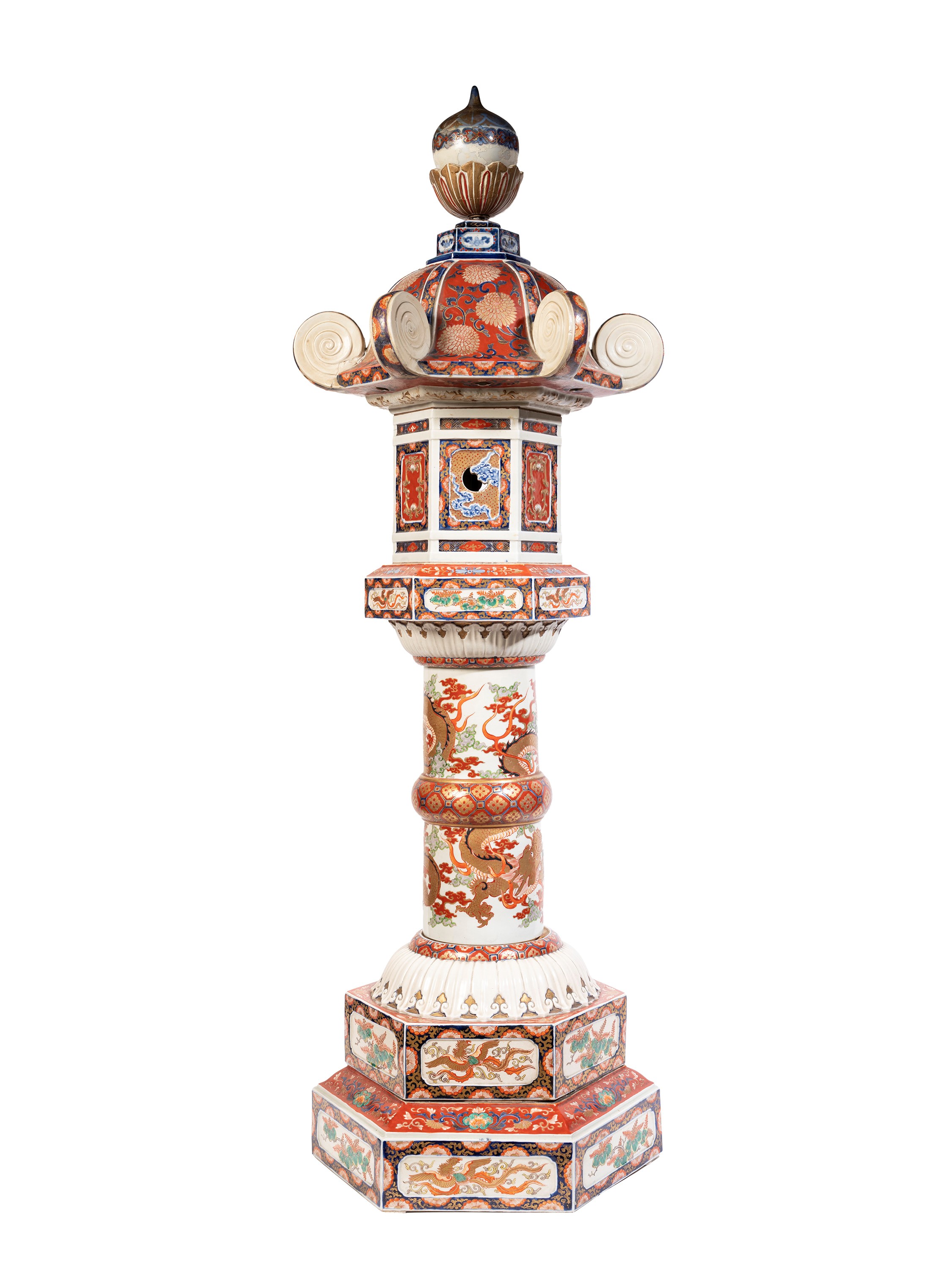Giappone, grande pagoda a lanterna in porcellana Kutani, stile ishi-dōrō, periodo Meiji