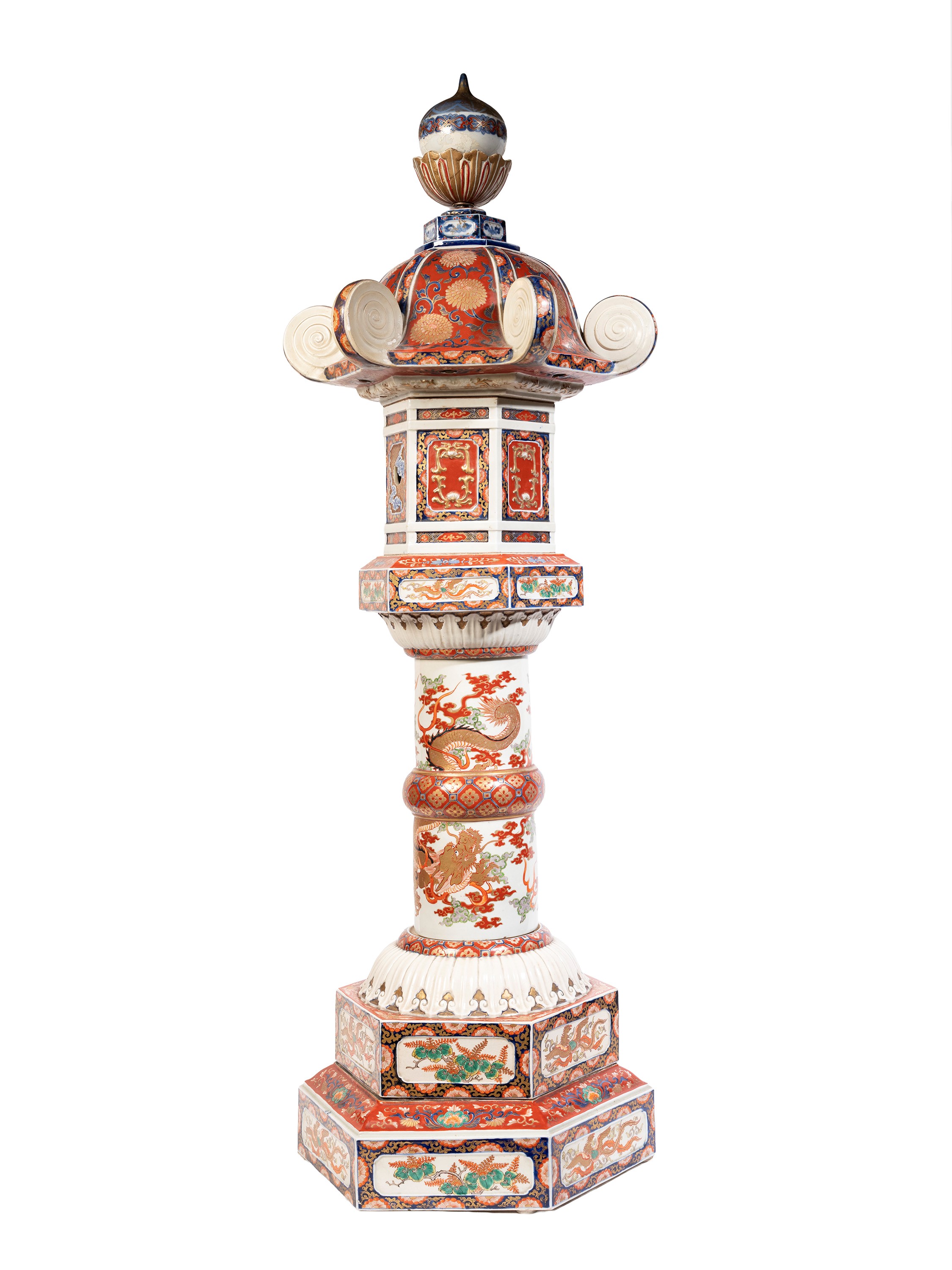 Giappone, grande pagoda a lanterna in porcellana Kutani, stile ishi-dōrō, periodo Meiji