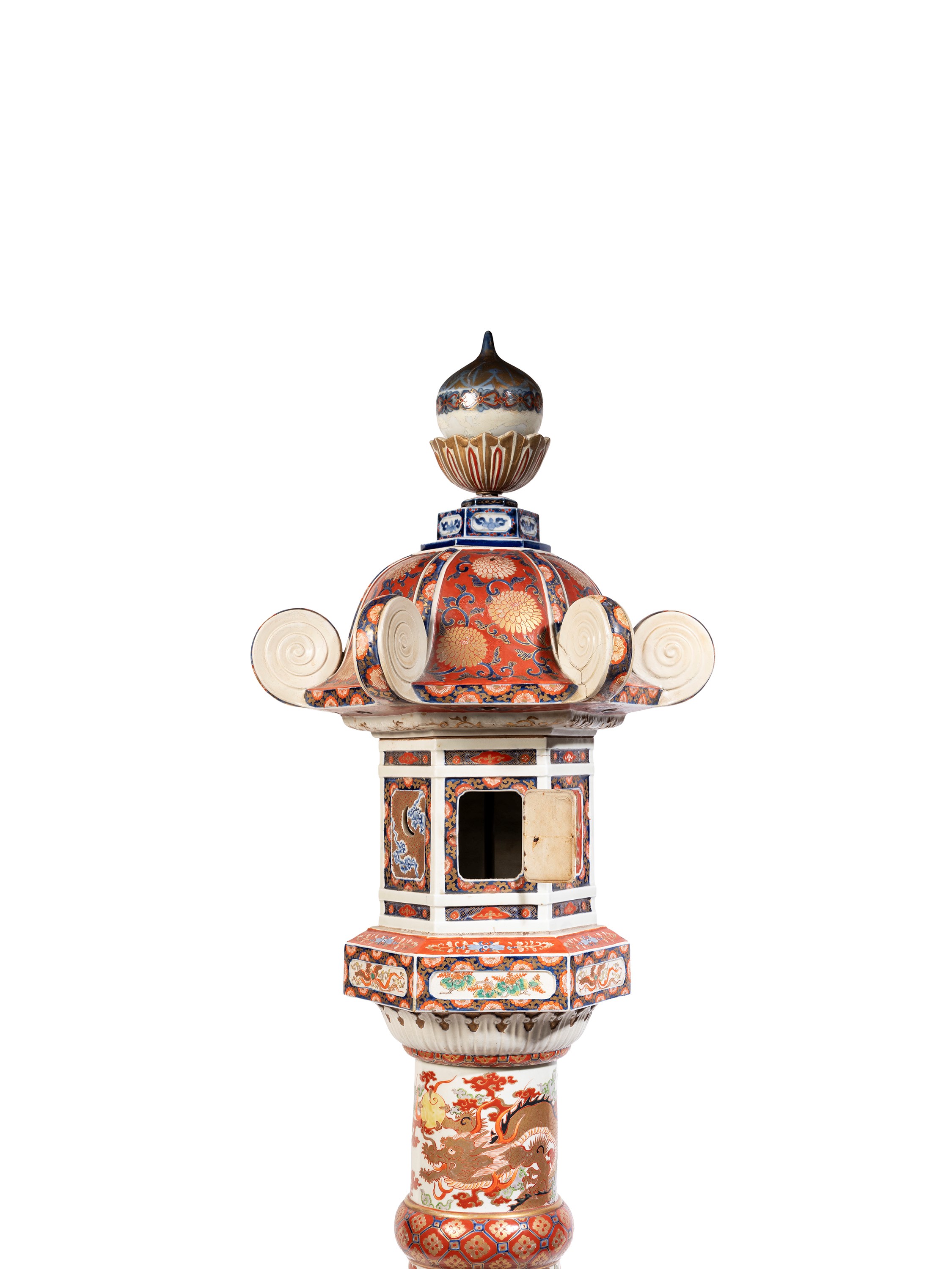 Giappone, grande pagoda a lanterna in porcellana Kutani, stile ishi-dōrō, periodo Meiji