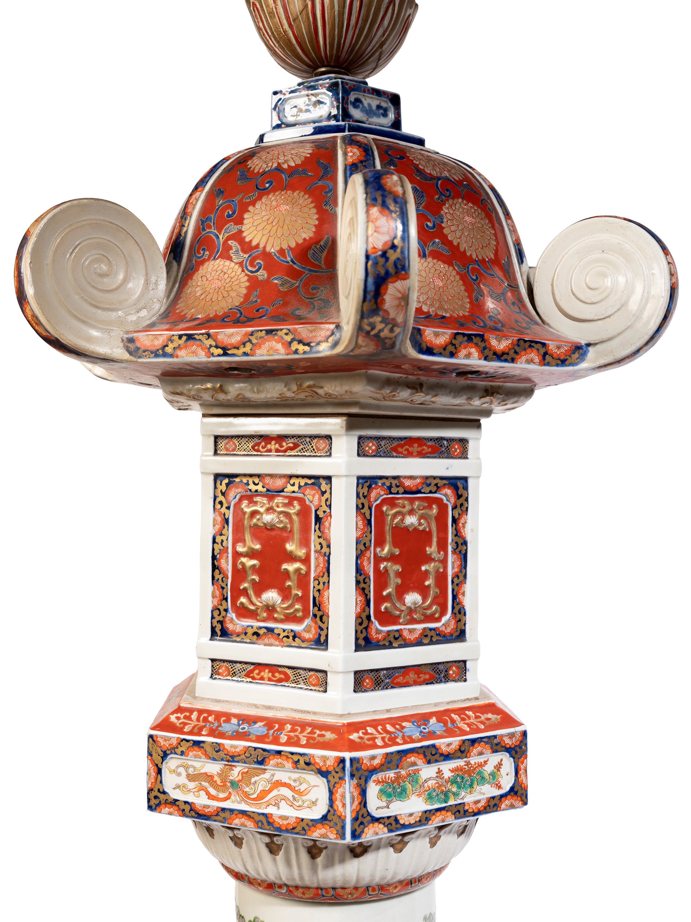 Giappone, grande pagoda a lanterna in porcellana Kutani, stile ishi-dōrō, periodo Meiji