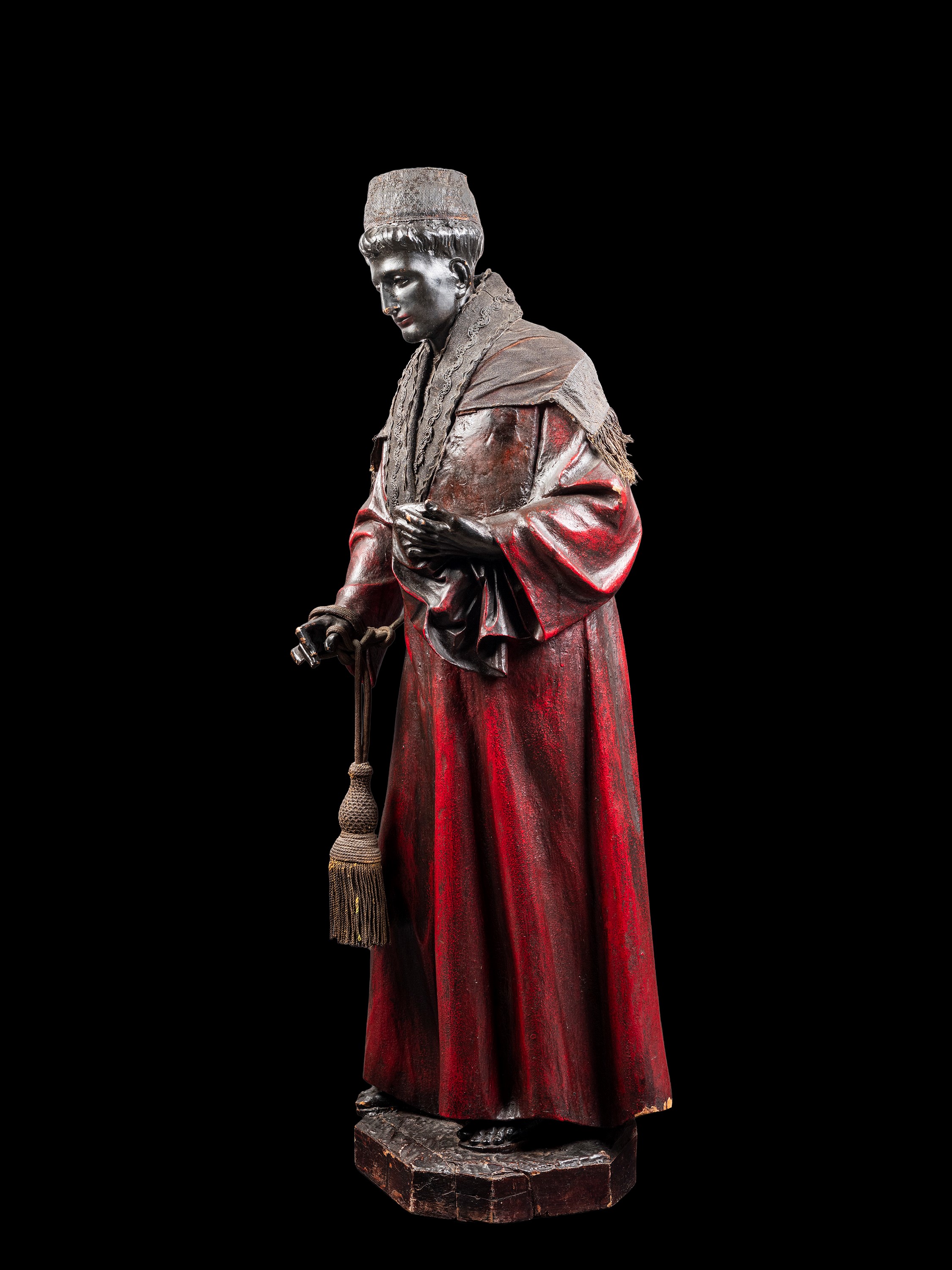GRANDE SCULTURA IN LEGNO POLICROMO LACCATO E STOFFE