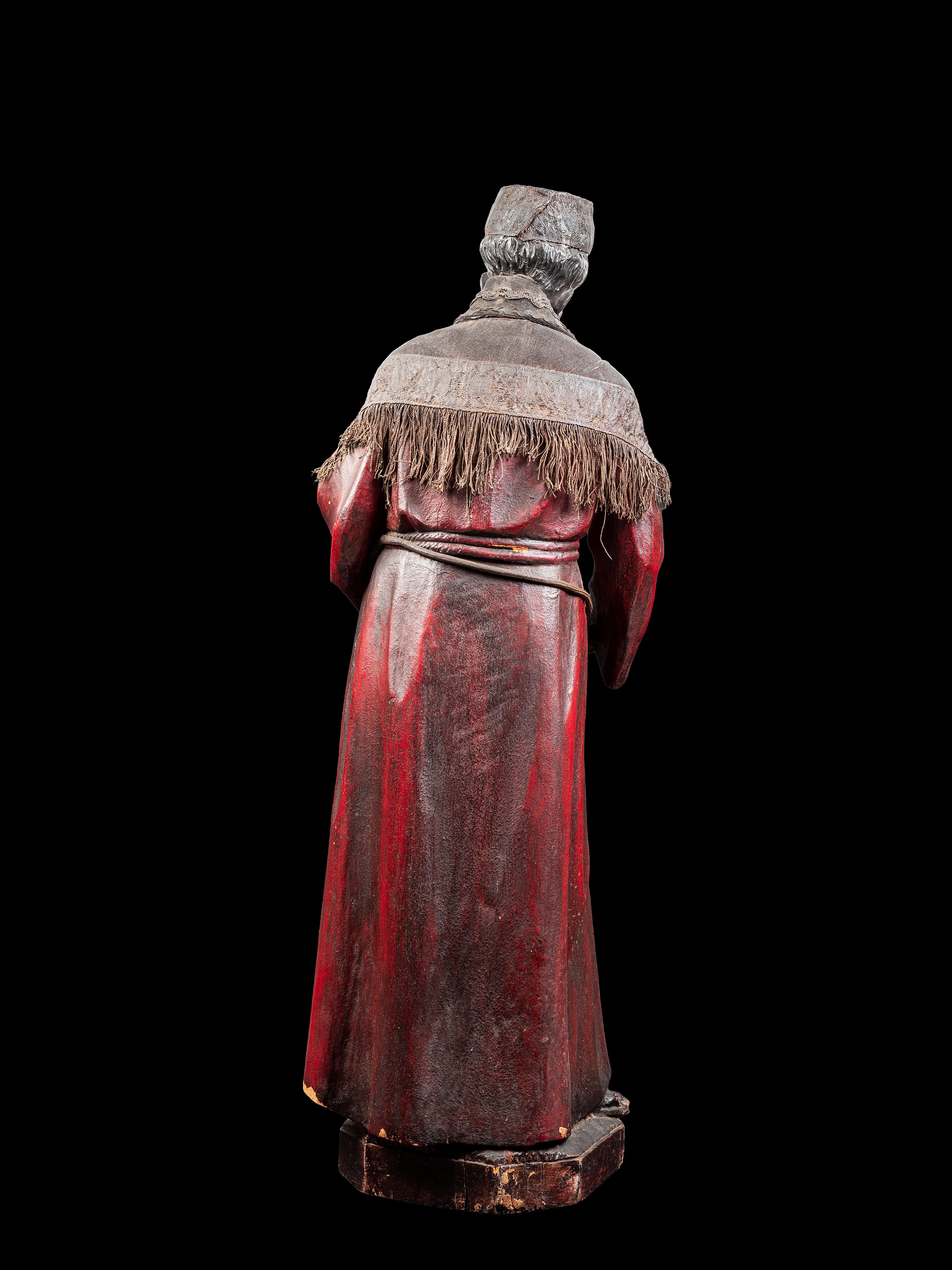 GRANDE SCULTURA IN LEGNO POLICROMO LACCATO E STOFFE