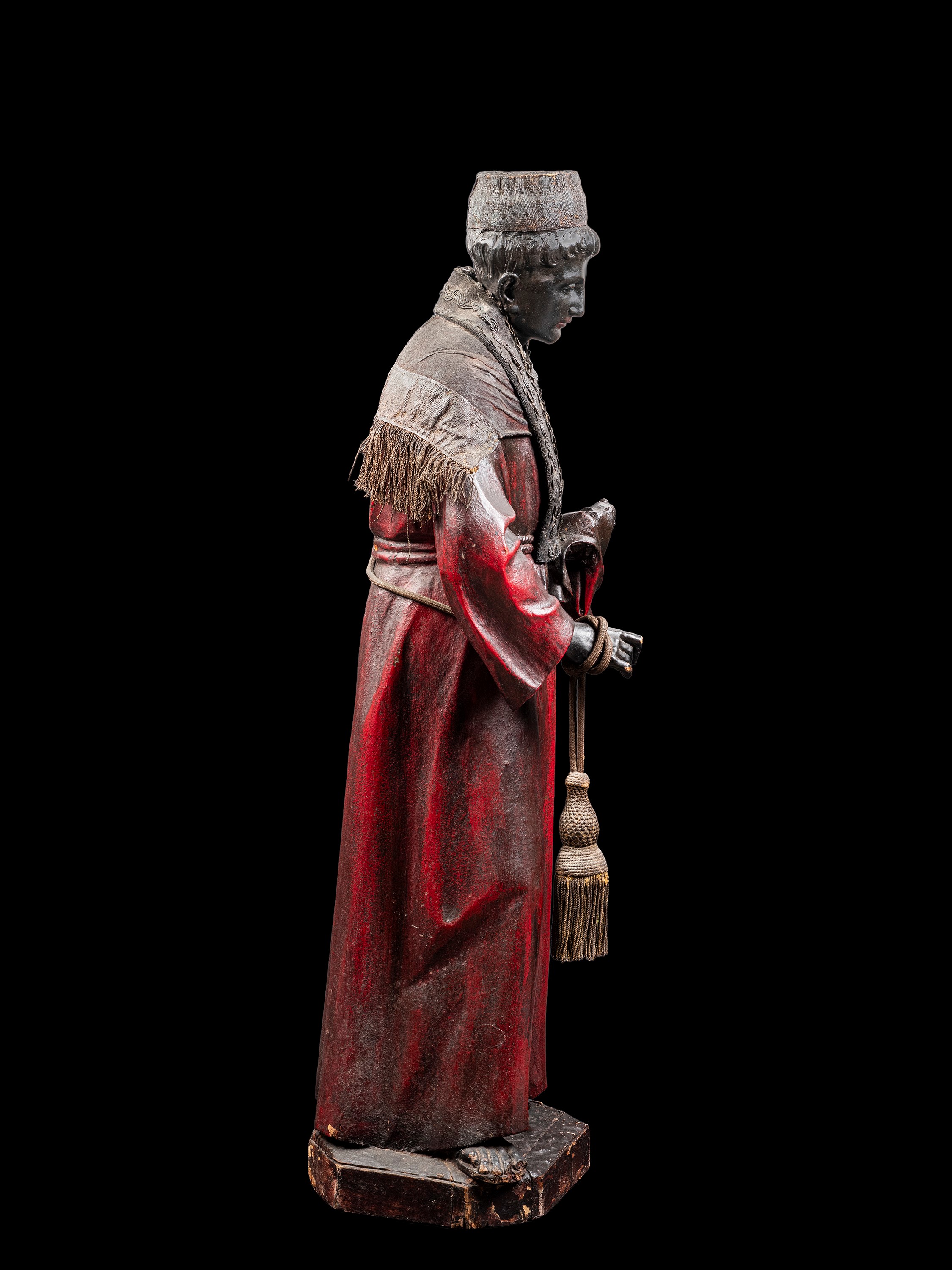 GRANDE SCULTURA IN LEGNO POLICROMO LACCATO E STOFFE