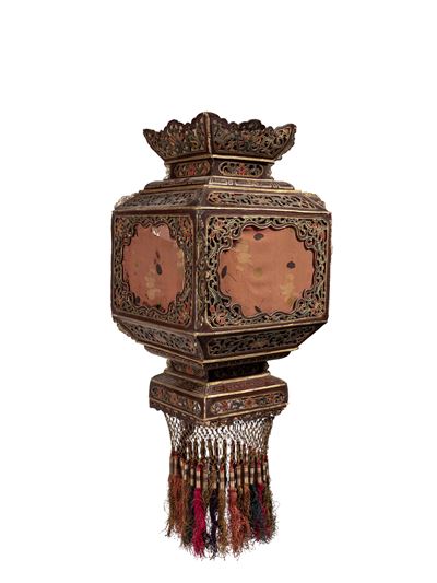 Cina, dinastia Qing (1644-1911), Lanterna da palazzo in legno laccato traforato