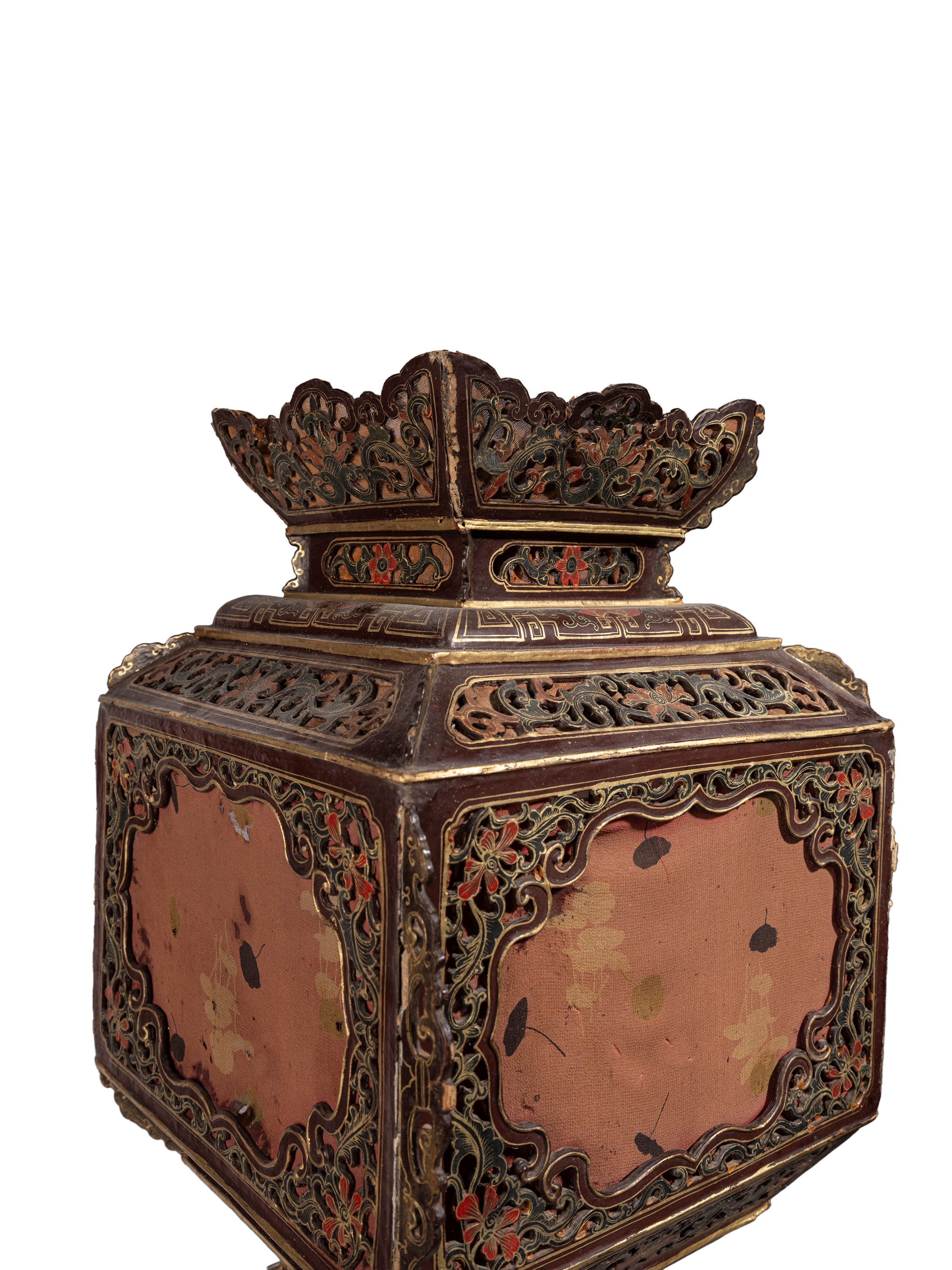 Cina, dinastia Qing (1644-1911), Lanterna da palazzo in legno laccato traforato