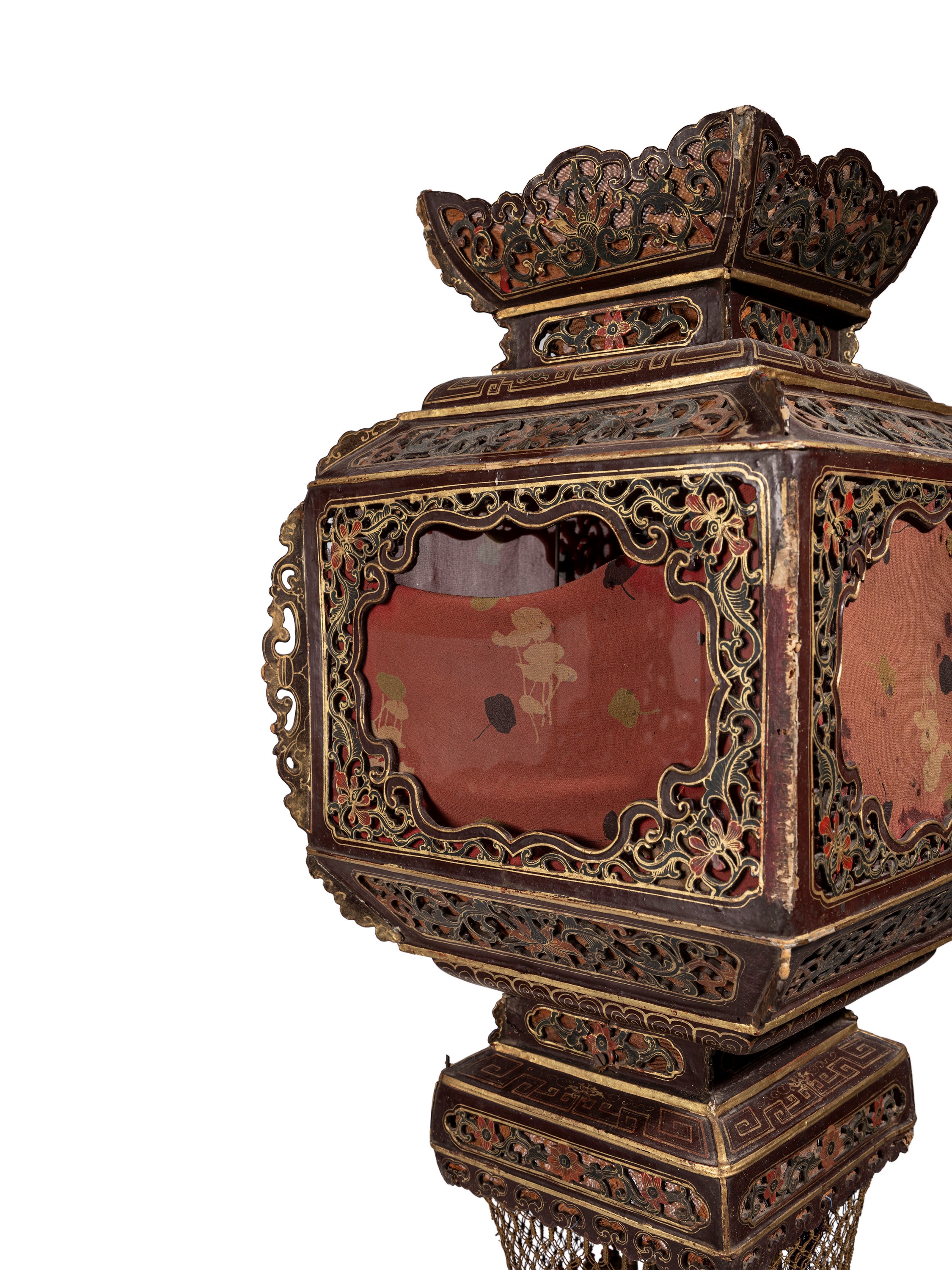 Cina, dinastia Qing (1644-1911), Lanterna da palazzo in legno laccato traforato