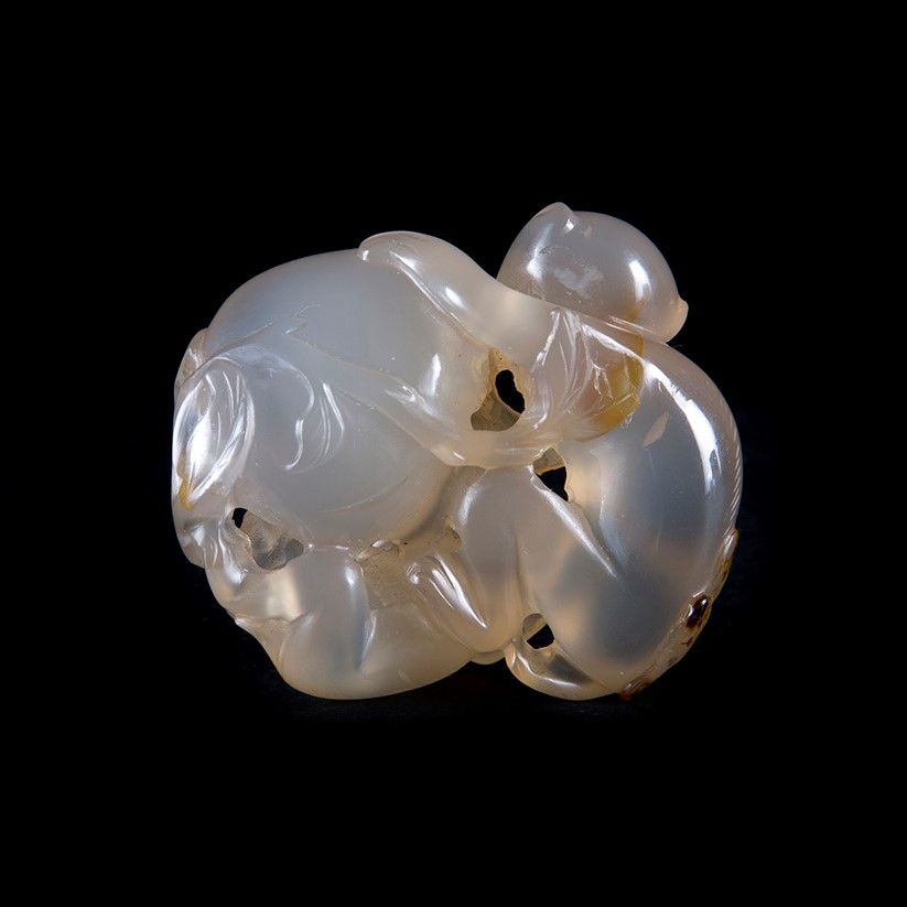 GRUPPO DI SCIMMIE E PESCHE IN AGATA