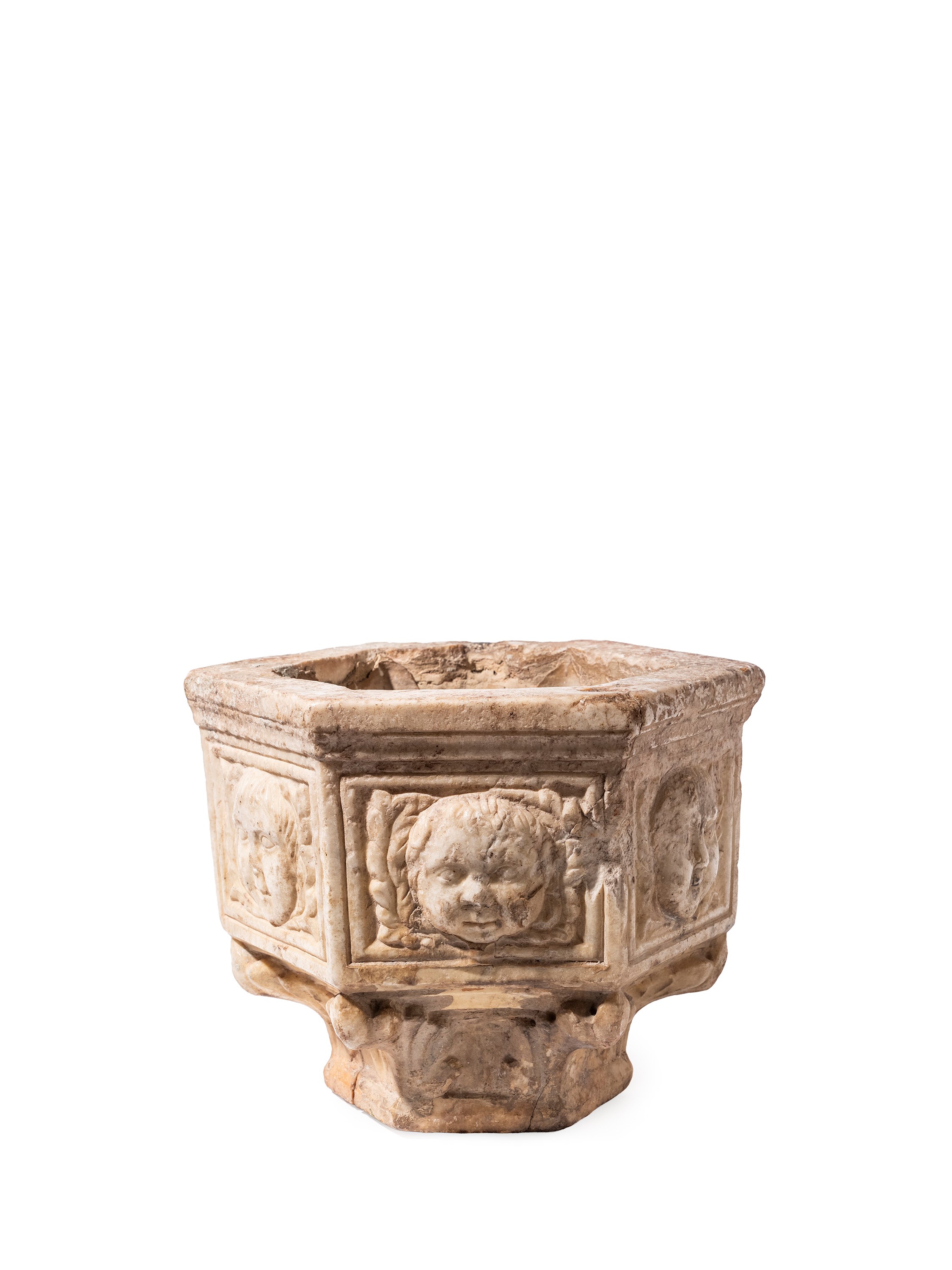Fonte battesimale in marmo, struttura esagonale con mascheroni antropomorfi, XVII–XVIII secolo
