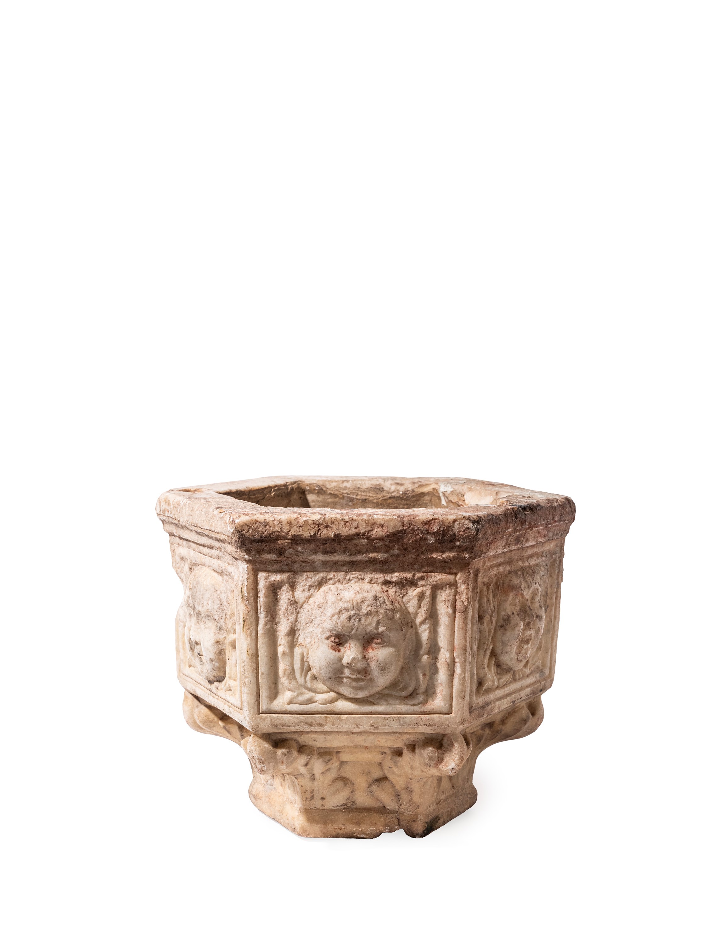 Fonte battesimale in marmo, struttura esagonale con mascheroni antropomorfi, XVII–XVIII secolo