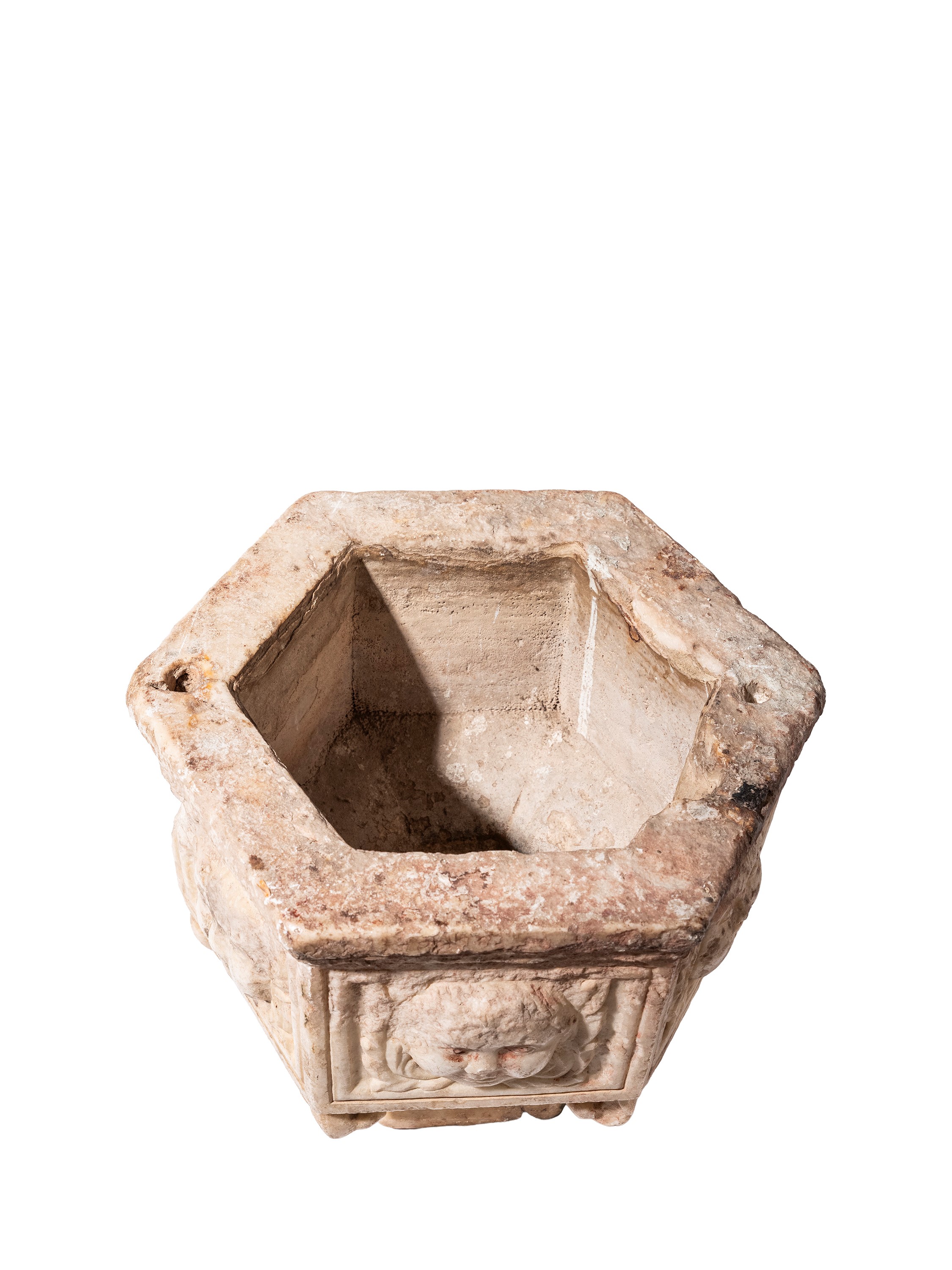 Fonte battesimale in marmo, struttura esagonale con mascheroni antropomorfi, XVII–XVIII secolo