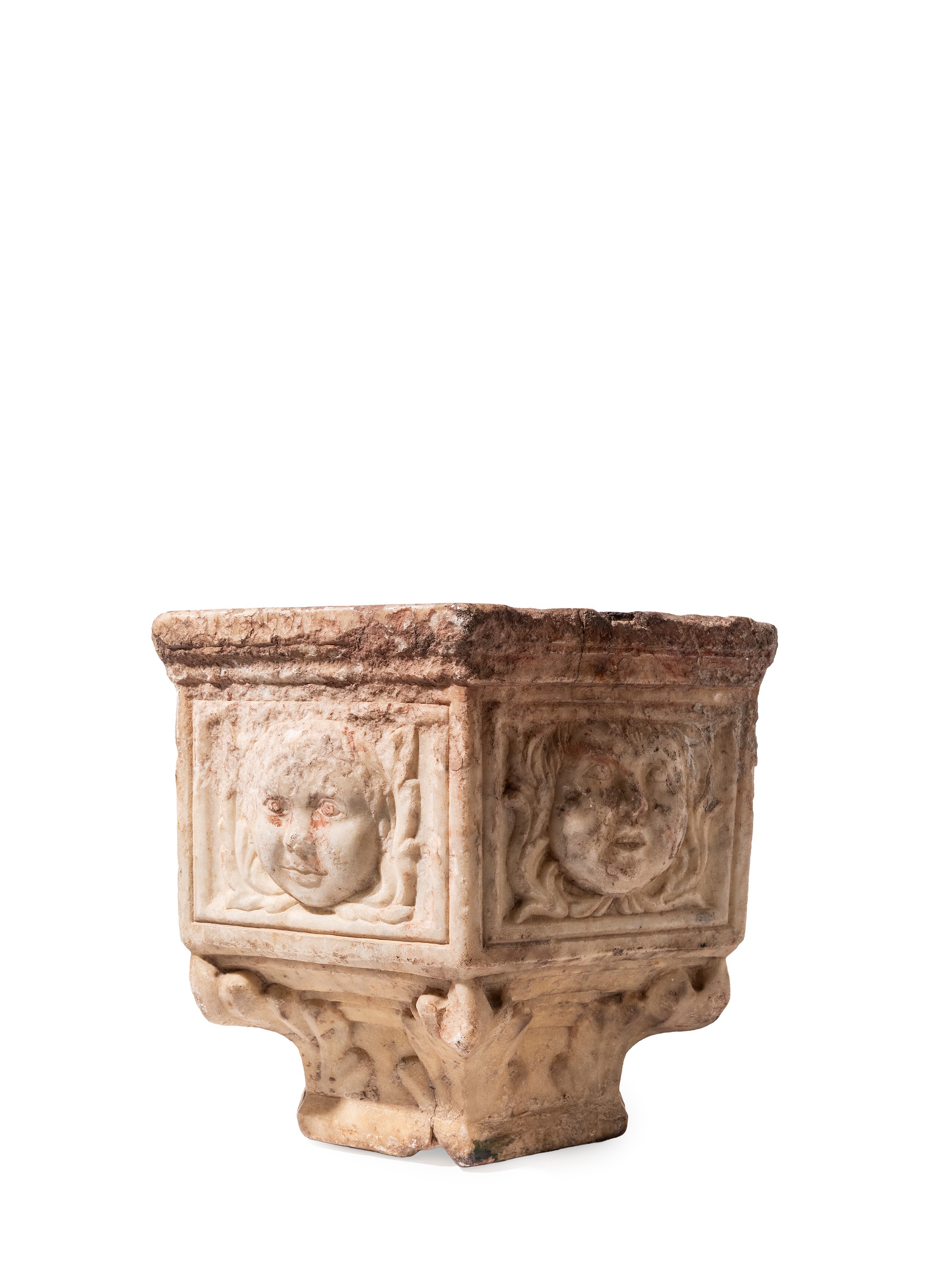 Fonte battesimale in marmo, struttura esagonale con mascheroni antropomorfi, XVII–XVIII secolo