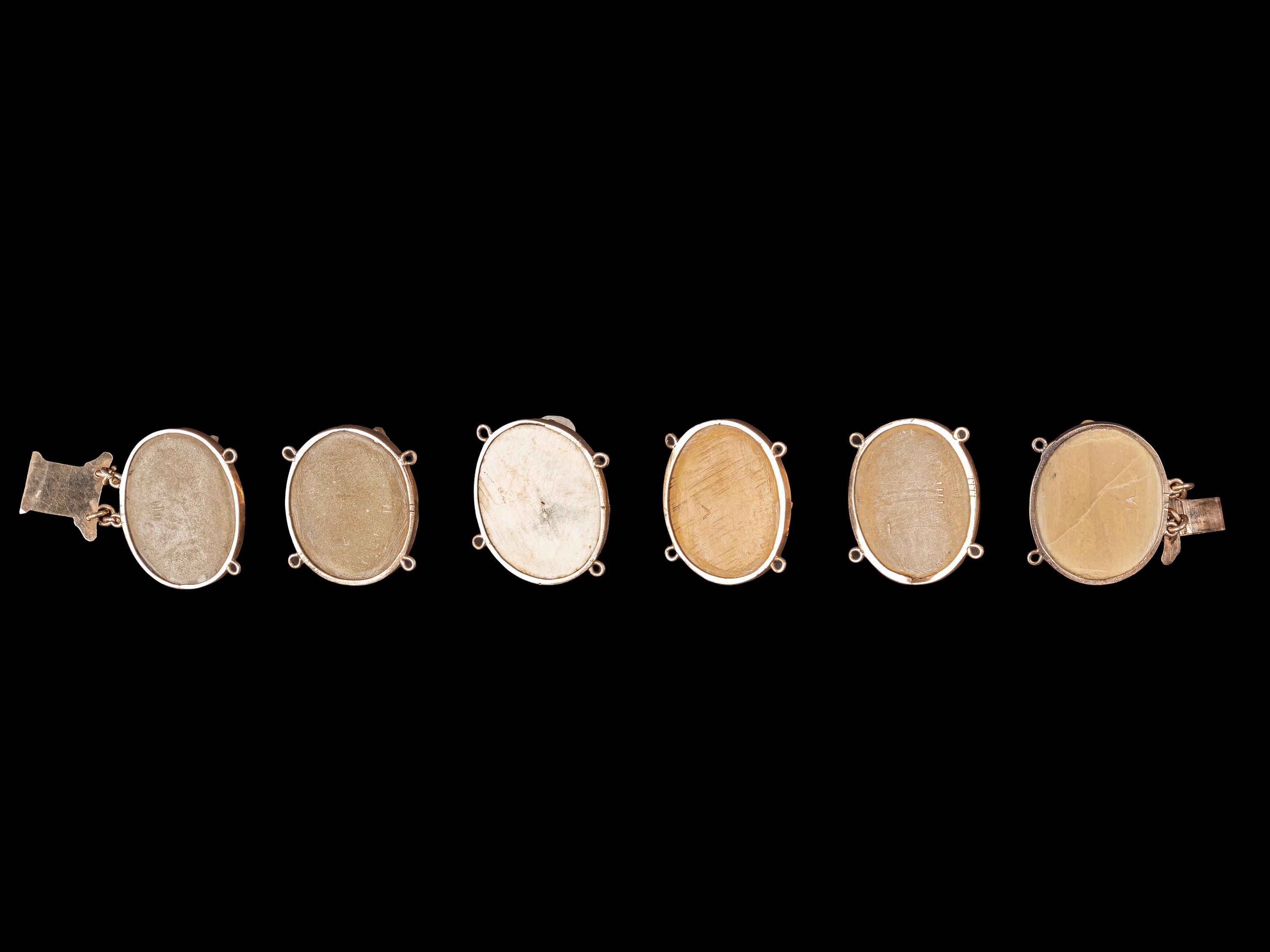 BRACCIALE IN ORO CON CAMMEI IN PIETRA LAVICA