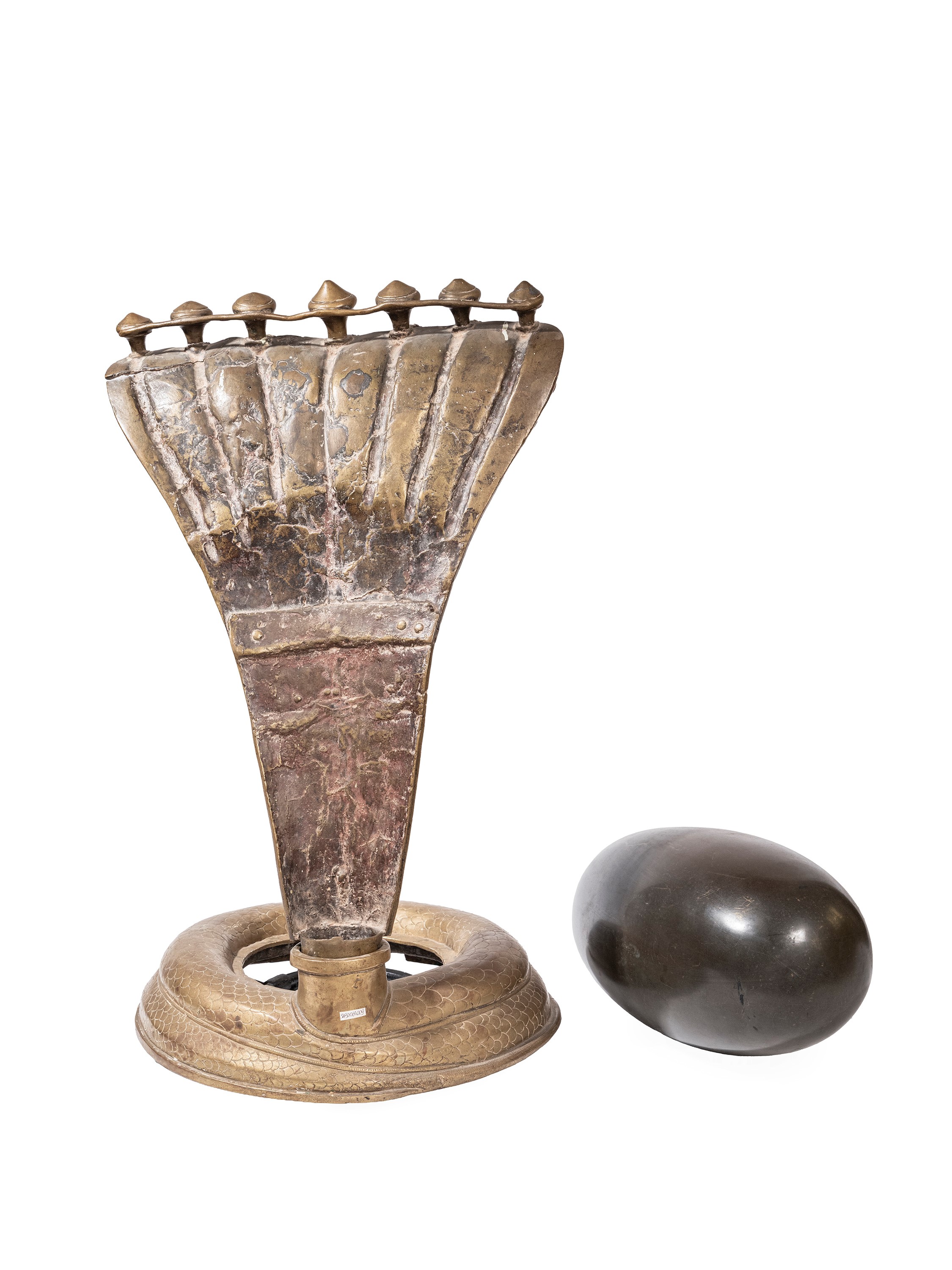 India, XIX secolo, Grande scultura rituale di Shiva lingam con nâgas, su base bronzea
