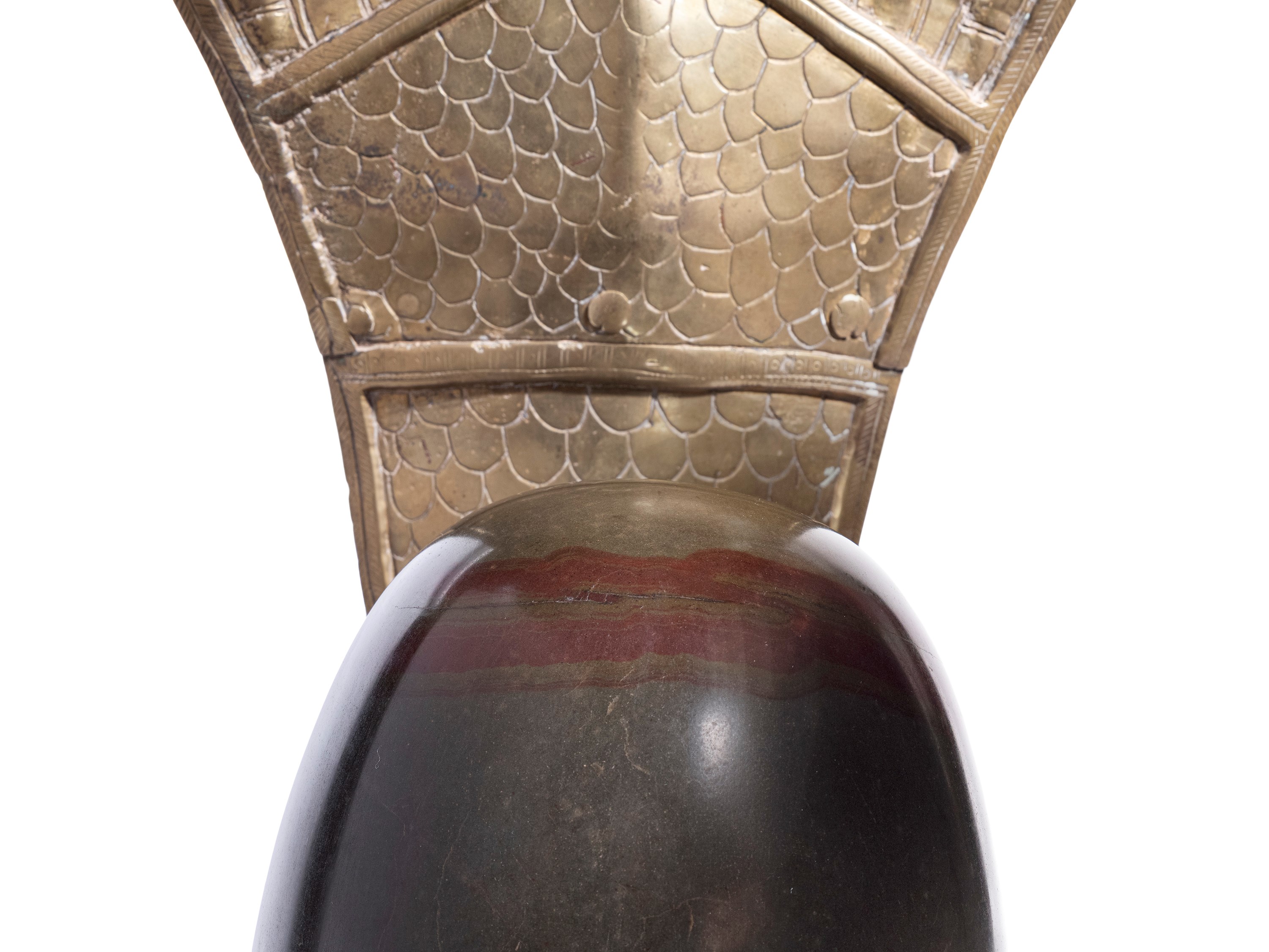 India, XIX secolo, Grande scultura rituale di Shiva lingam con nâgas, su base bronzea
