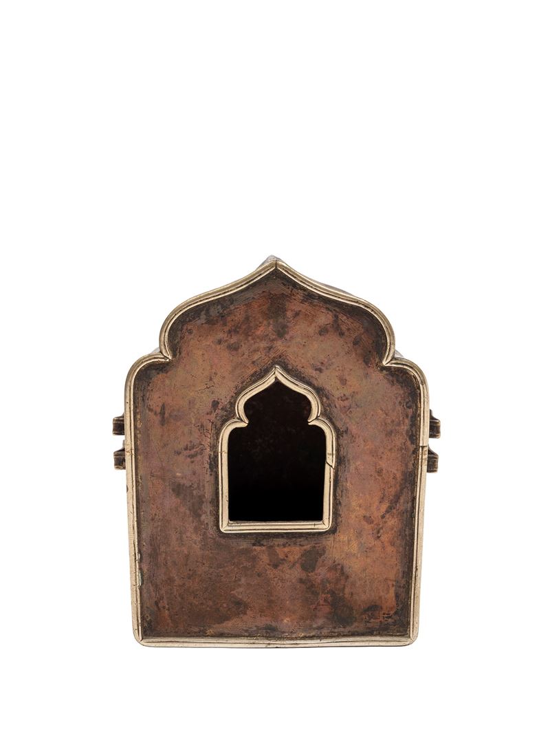 Tibet, Scatola “gau” in rame e metallo argentato,  XIX secolo