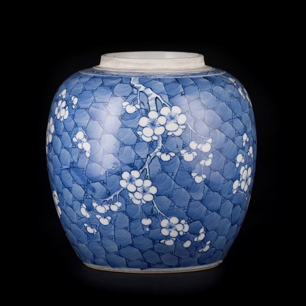 A BLUE AND WHITE VASE