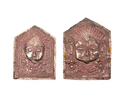 India (Himachal Pradesh, Kulu), Coppia di maschere votive in lamina d’argento, sbalzate e cesella...