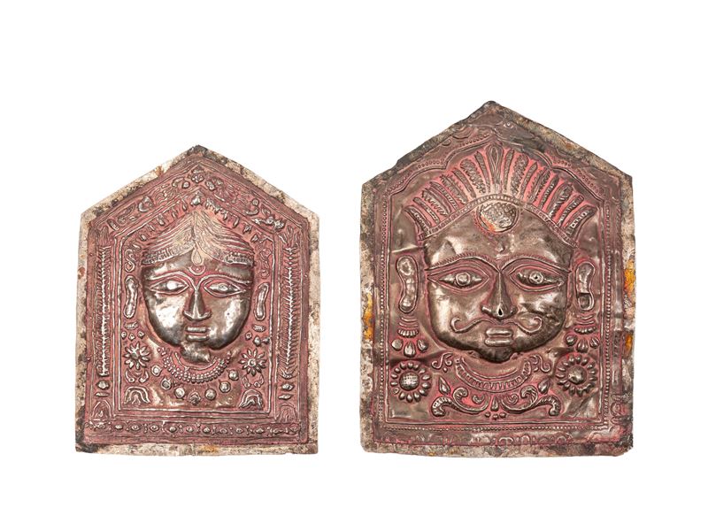 India (Himachal Pradesh, Kulu), Coppia di maschere votive in lamina d’argento, sbalzate e cesella...