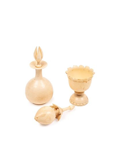 Set di portaprofumi con coppa su stelo, fiasca e contenitore a forma di frutto, intaglio in avori...