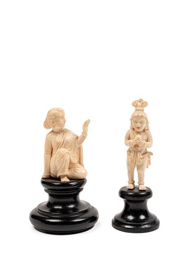 India, XIX secolo, Coppia di statuine in avorio intagliato raffiguranti Krishna e divinità seduta