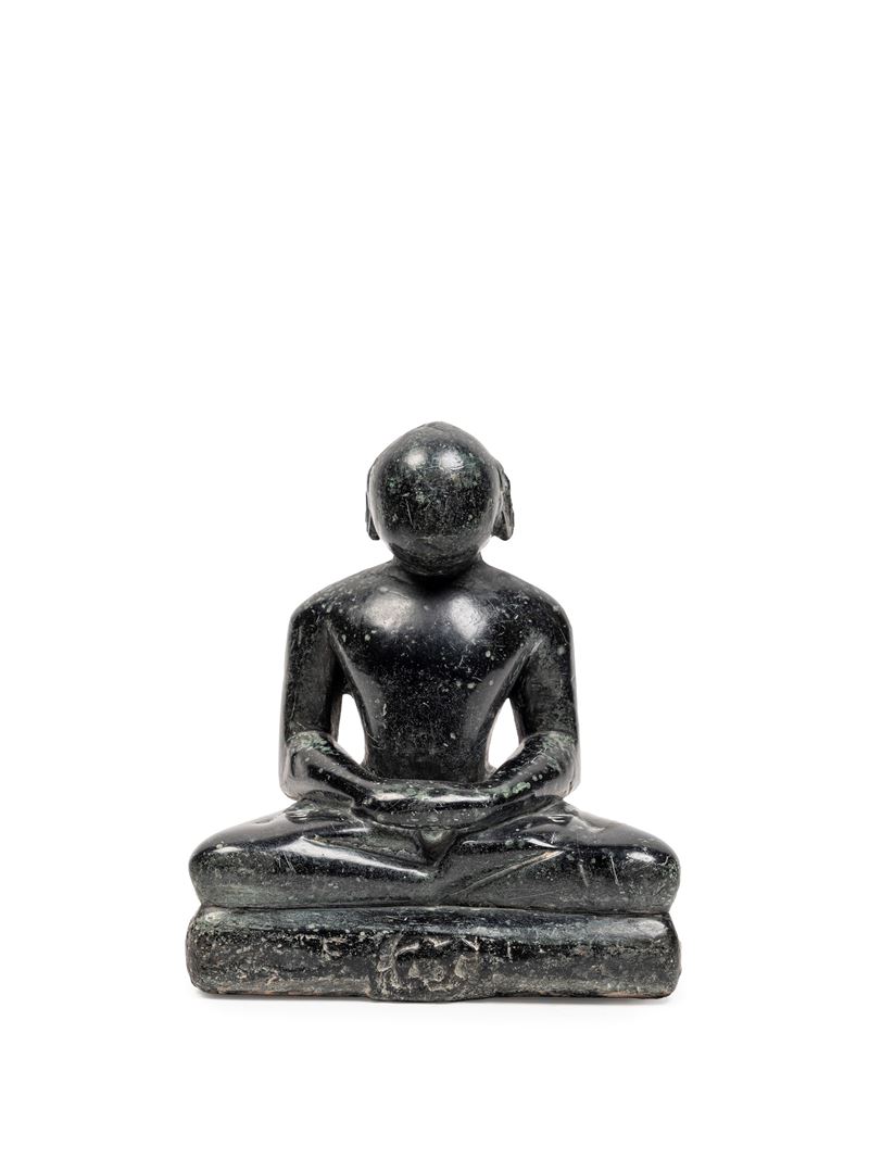 India (XVI secolo), Scultura jaina in pietra raffigurante un Jina in dhyanasana