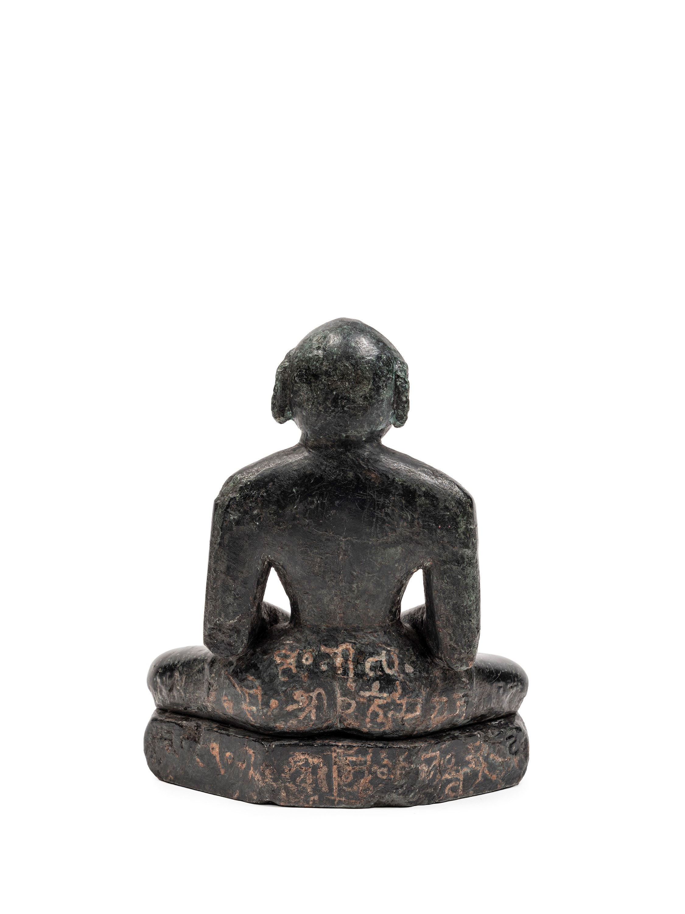 India (XVI secolo), Scultura jaina in pietra raffigurante un Jina in dhyanasana