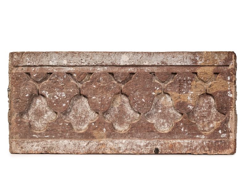 India, Impero Moghul, XVIII secolo, Elemento architettonico parietale in arenaria rossa scolpita ...