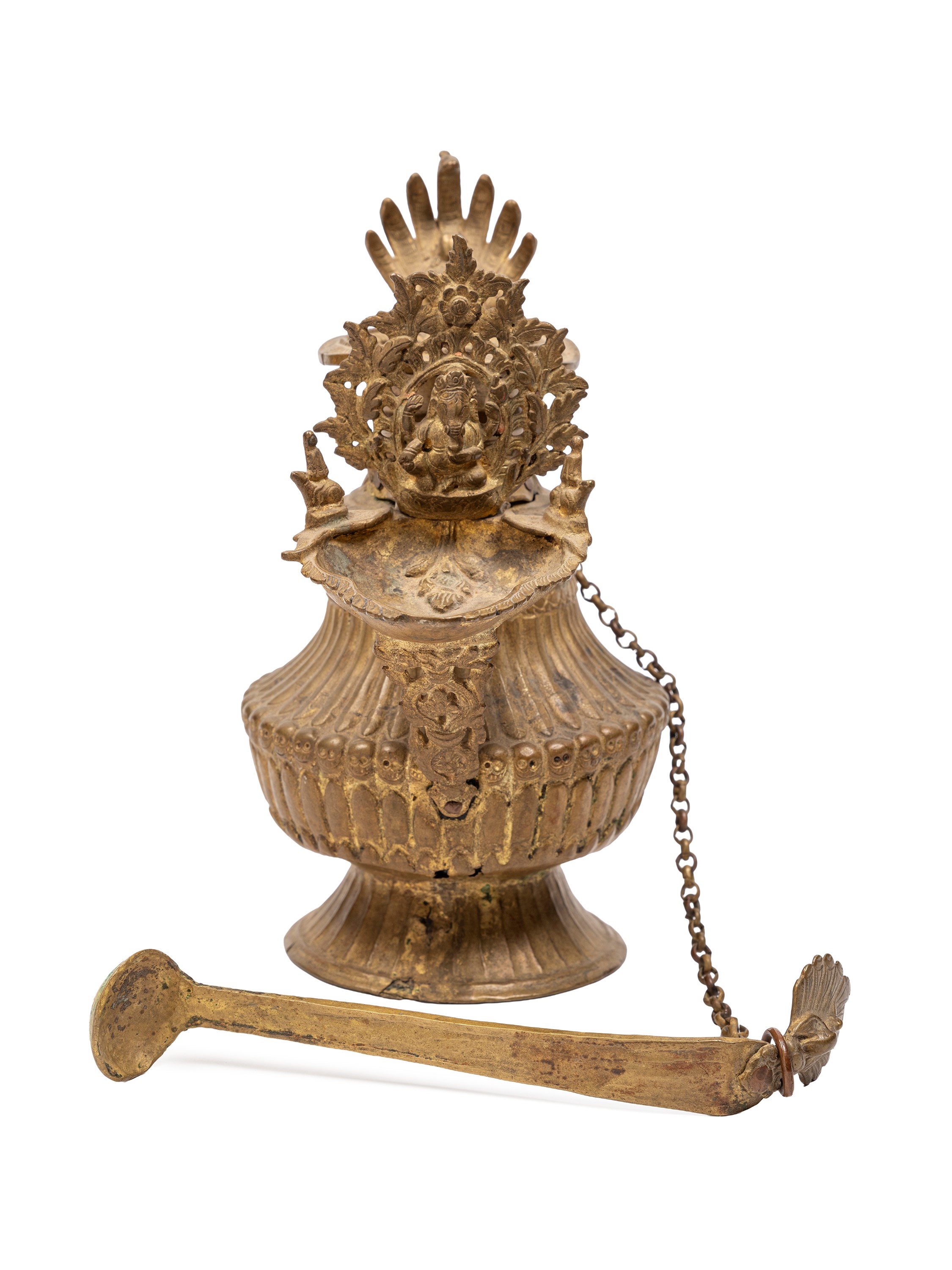 Sukun da, oggetto decorativo in ottone decorato a sbalzo (Himalaya, XVIII/XIX secolo), h 26 cm