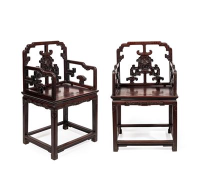 Coppia di sedie intagliate in legno, Cina, XIX/XX secolo