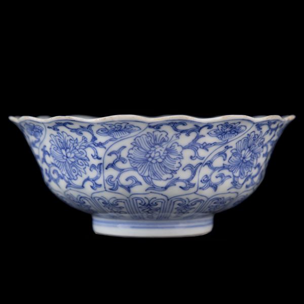 A BLUE AND WHITE SMALL CUP