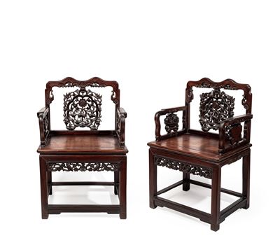 Cina, Due sedie in legno a intaglio e traforo con motivi floreali e cerbiatti
