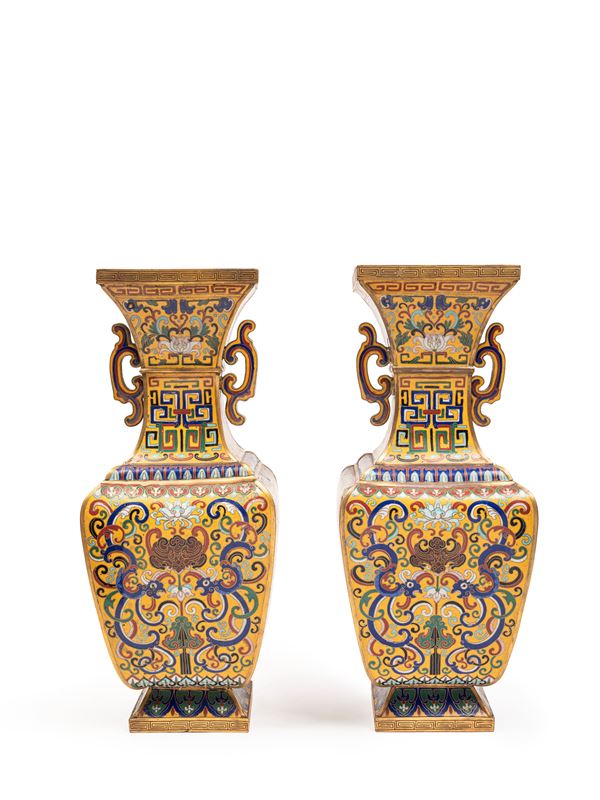COPPIA DI VASI A TROMBA IN SMALTO CLOISONNE'