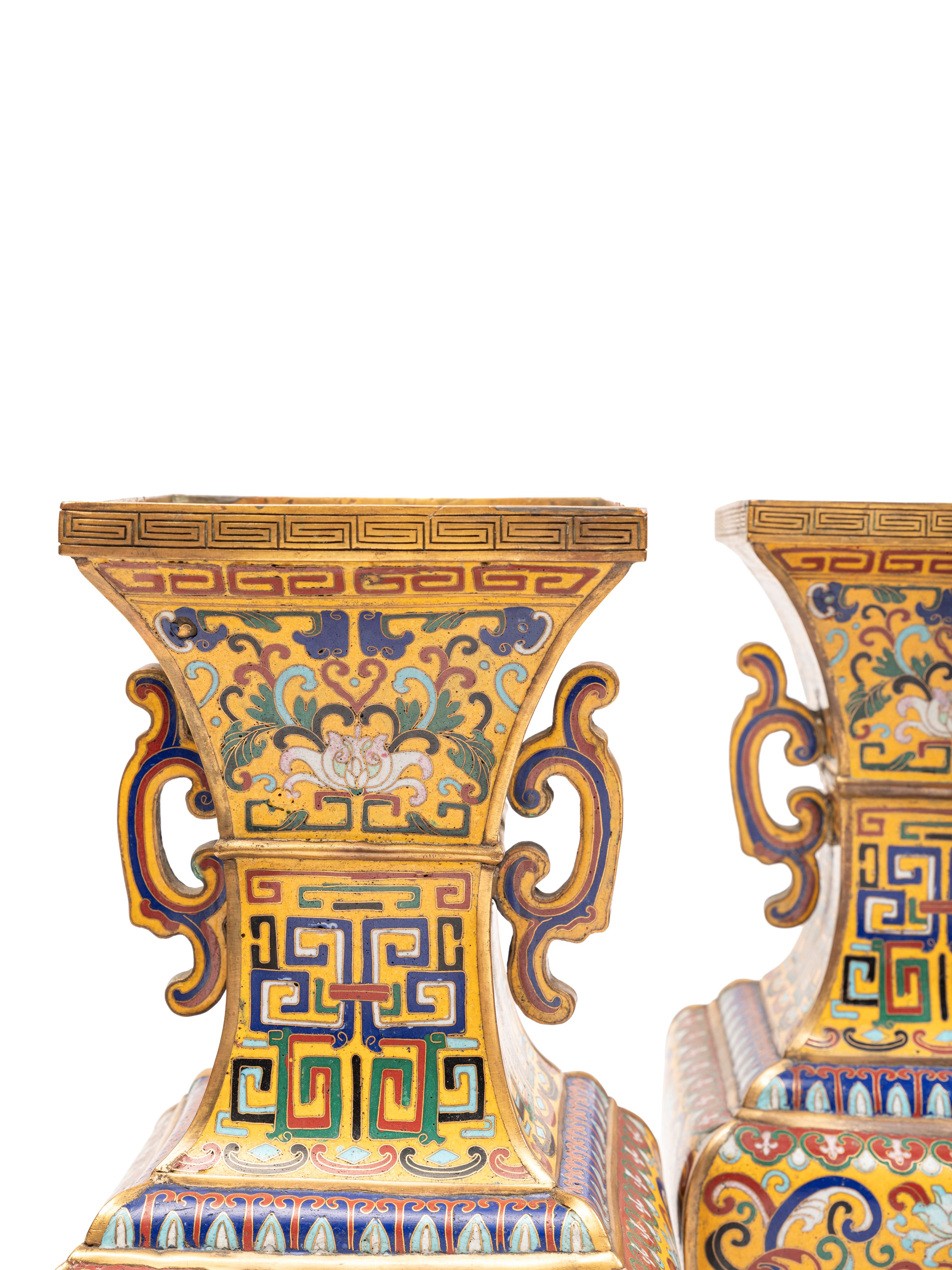 COPPIA DI VASI A TROMBA IN SMALTO CLOISONNE'
