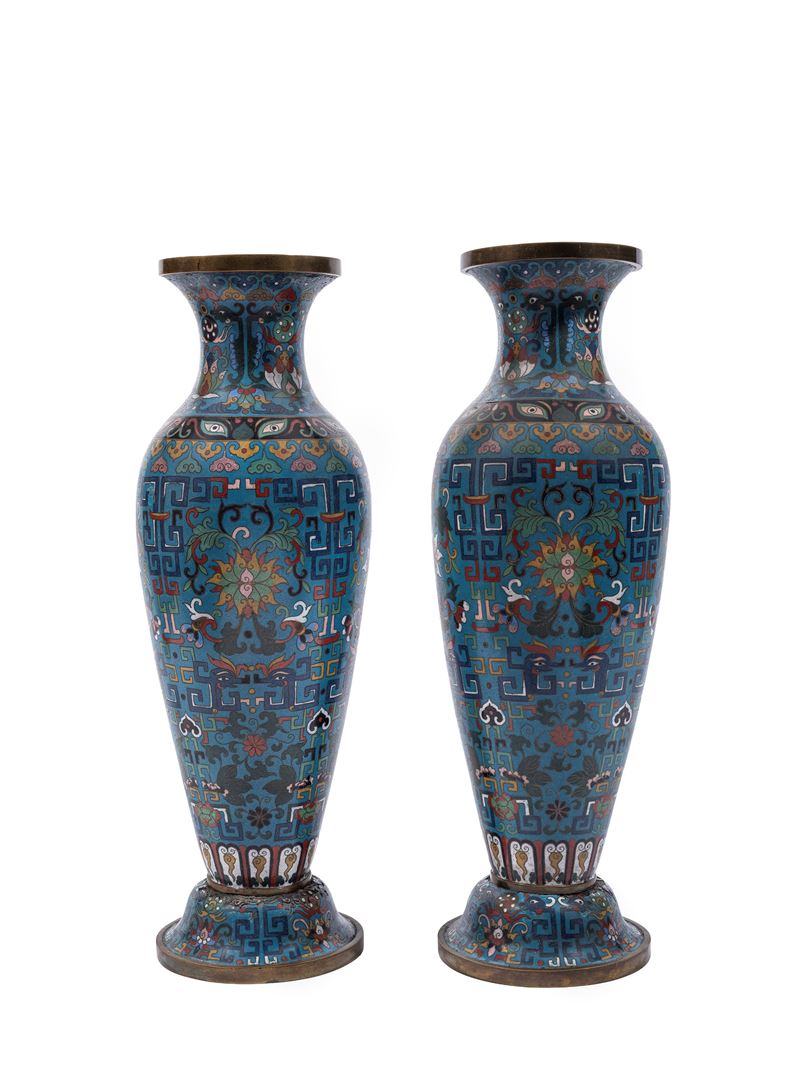 Coppia di vasi cilindrici in smalto cloisonné, Cina, inizio XX secolo