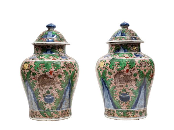 COPPIA DI POTICHE IN PORCELLANA WUCAI