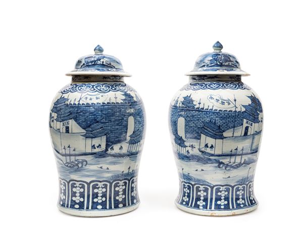 COPPIA DI POTICHE IN PORCELLANA BIANCA E BLU