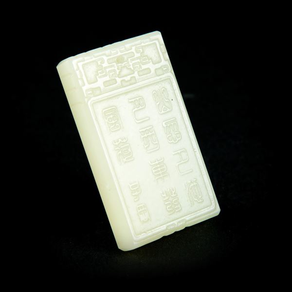 A SMALL JADE PENDANT