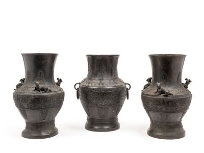 Cina, vasi in bronzo dinastia Qing: tre vasi con decorazione a greche e taotie in rilievo