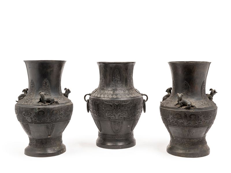 Cina, vasi in bronzo dinastia Qing: tre vasi con decorazione a greche e taotie in rilievo