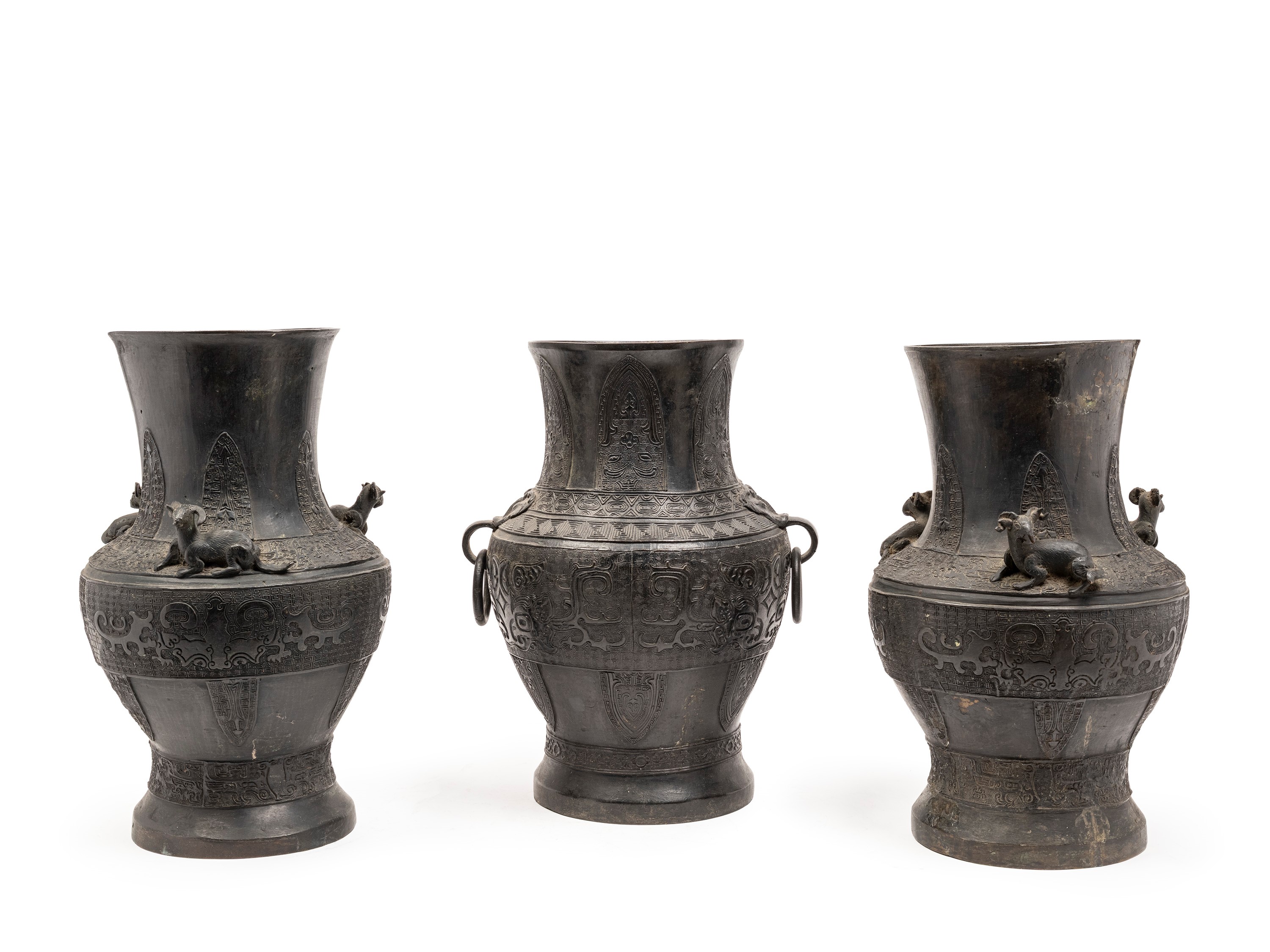 Cina, vasi in bronzo dinastia Qing: tre vasi con decorazione a greche e taotie in rilievo
