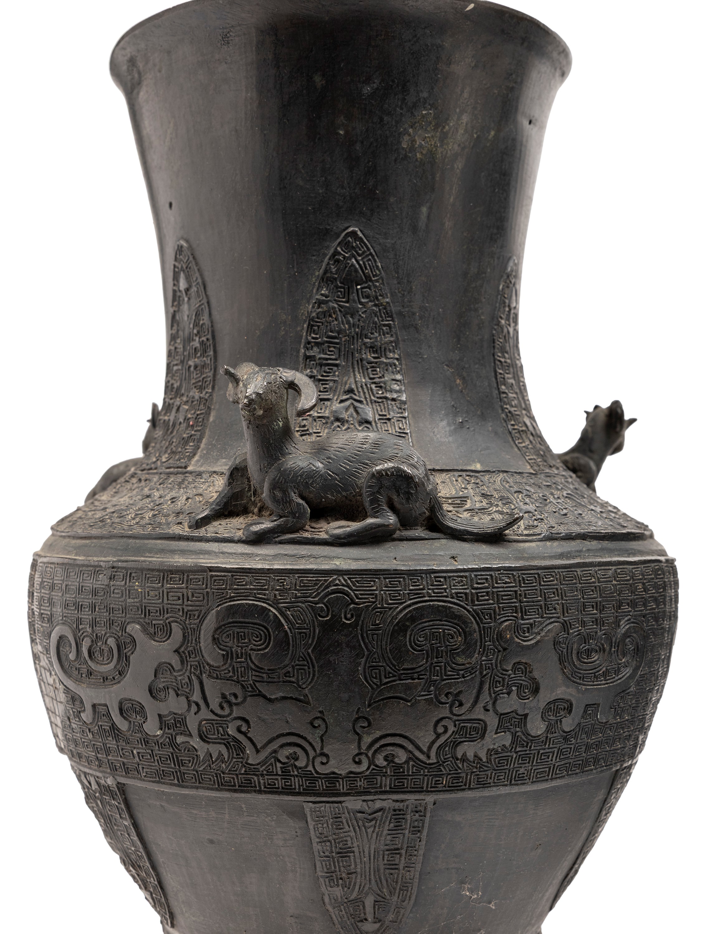 Cina, vasi in bronzo dinastia Qing: tre vasi con decorazione a greche e taotie in rilievo