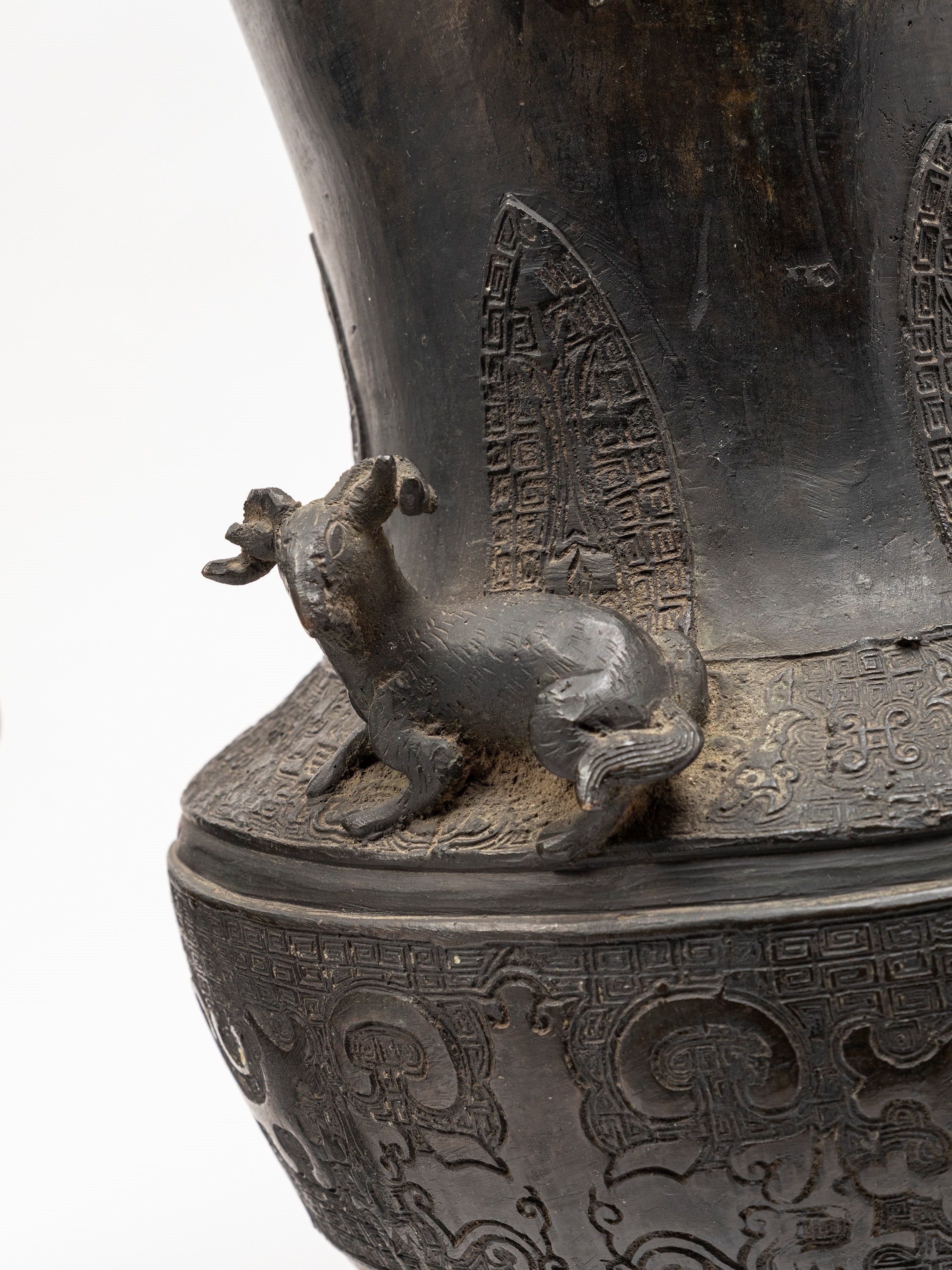 Cina, vasi in bronzo dinastia Qing: tre vasi con decorazione a greche e taotie in rilievo