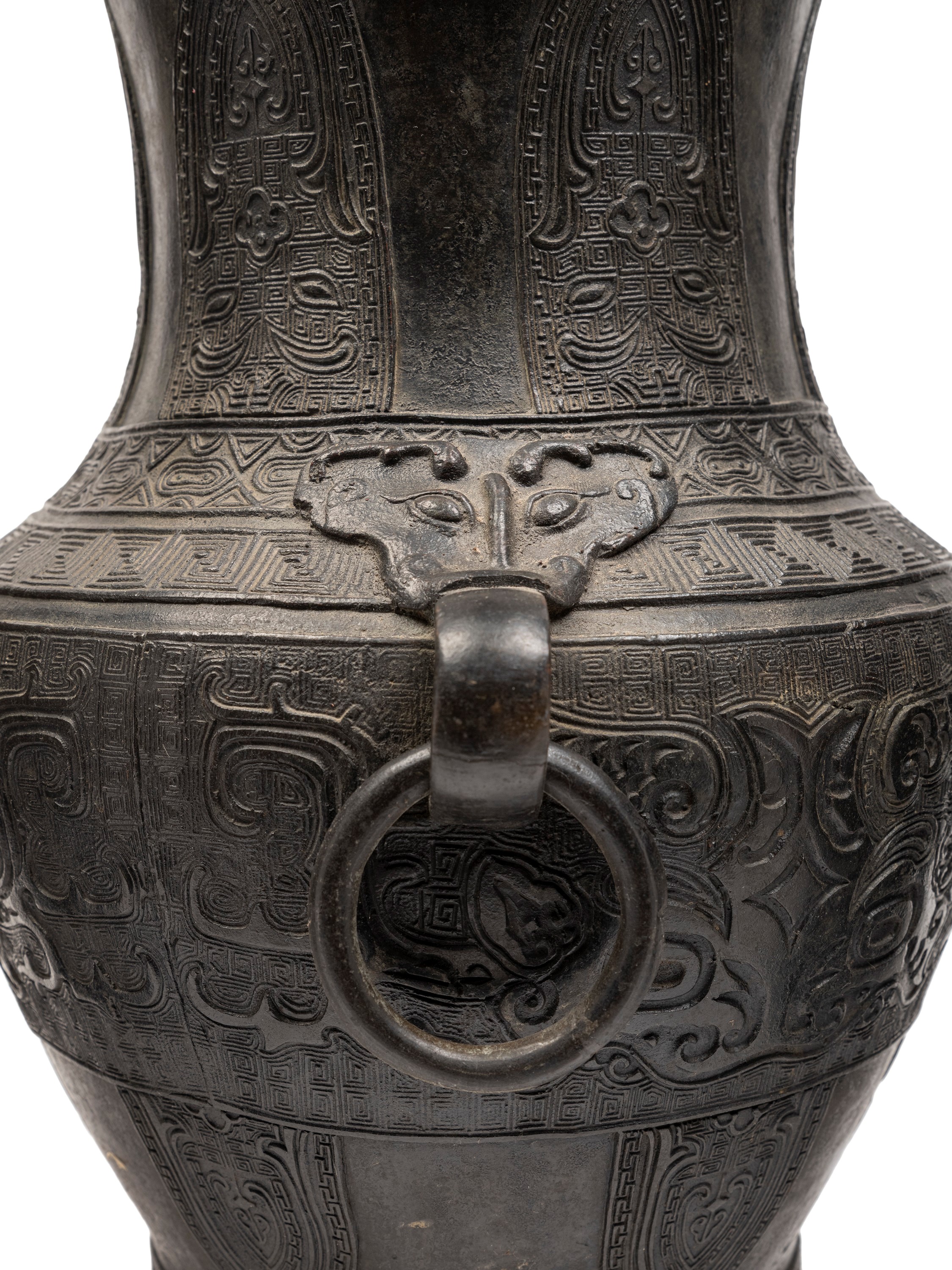 Cina, vasi in bronzo dinastia Qing: tre vasi con decorazione a greche e taotie in rilievo