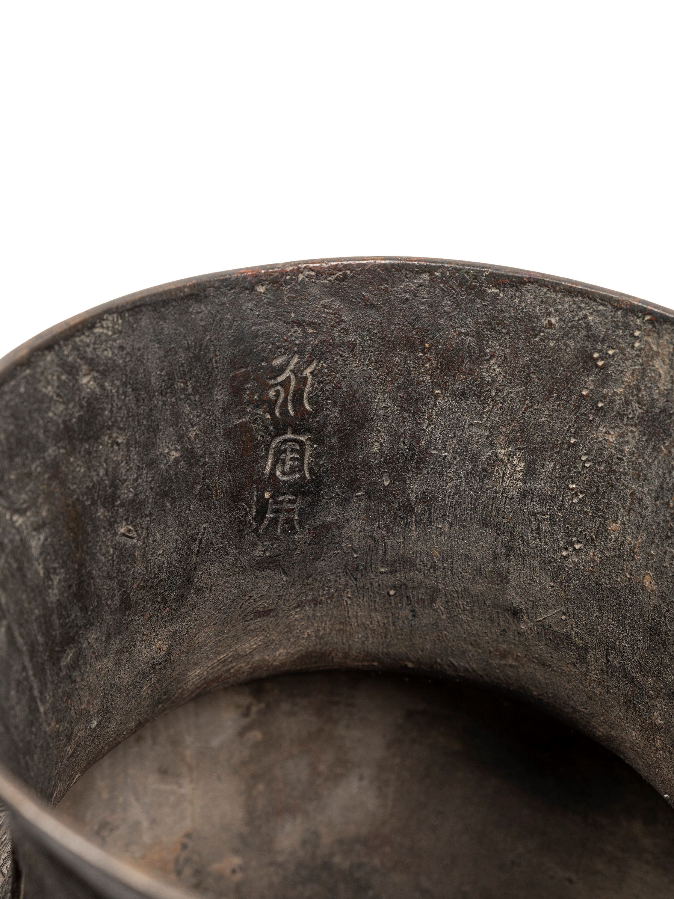 Cina, vasi in bronzo dinastia Qing: tre vasi con decorazione a greche e taotie in rilievo
